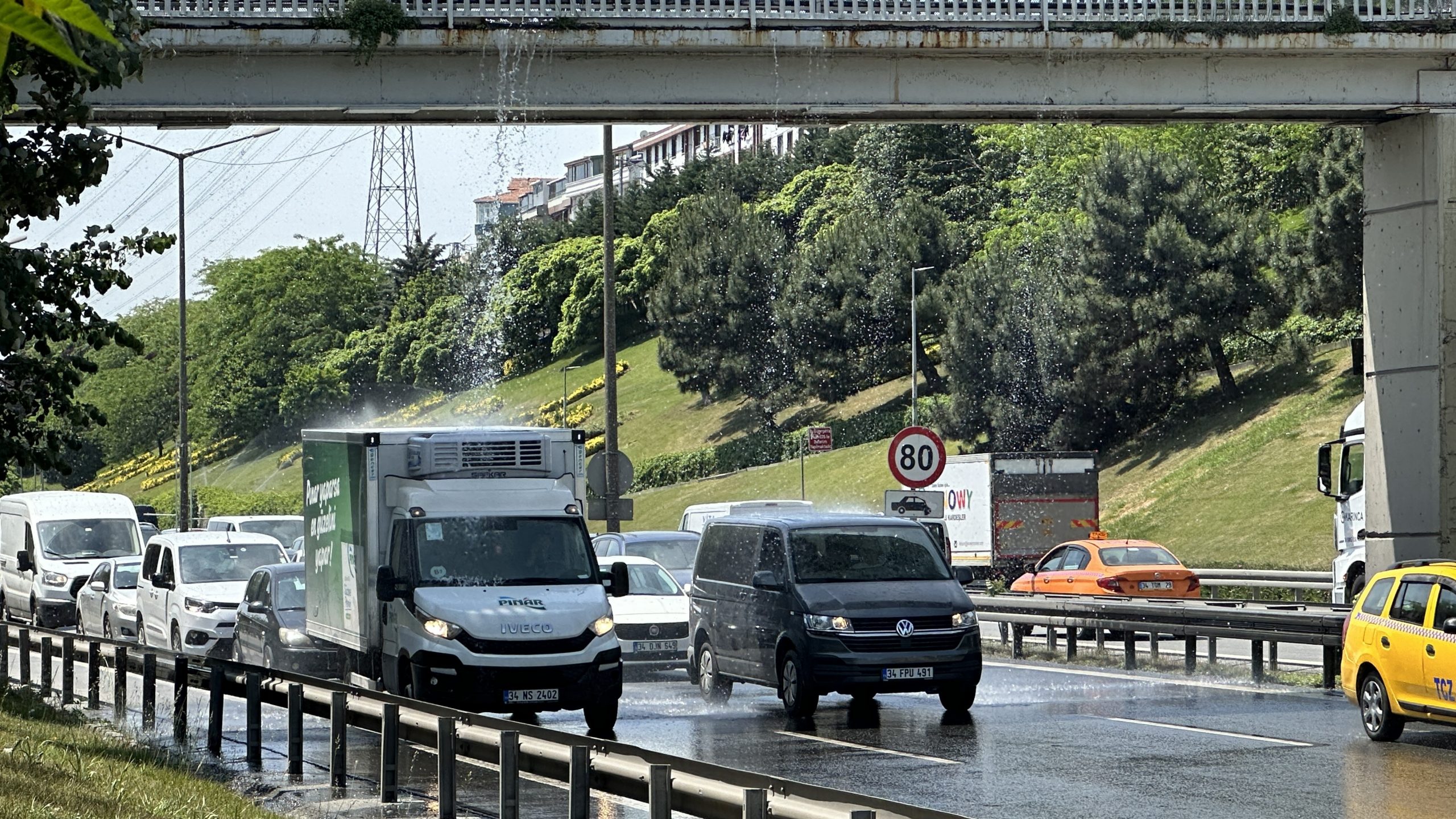 Kağıthane TEM Otoyolu Nurtepe bağlantı yolundaki bir üstgeçitte su borusu