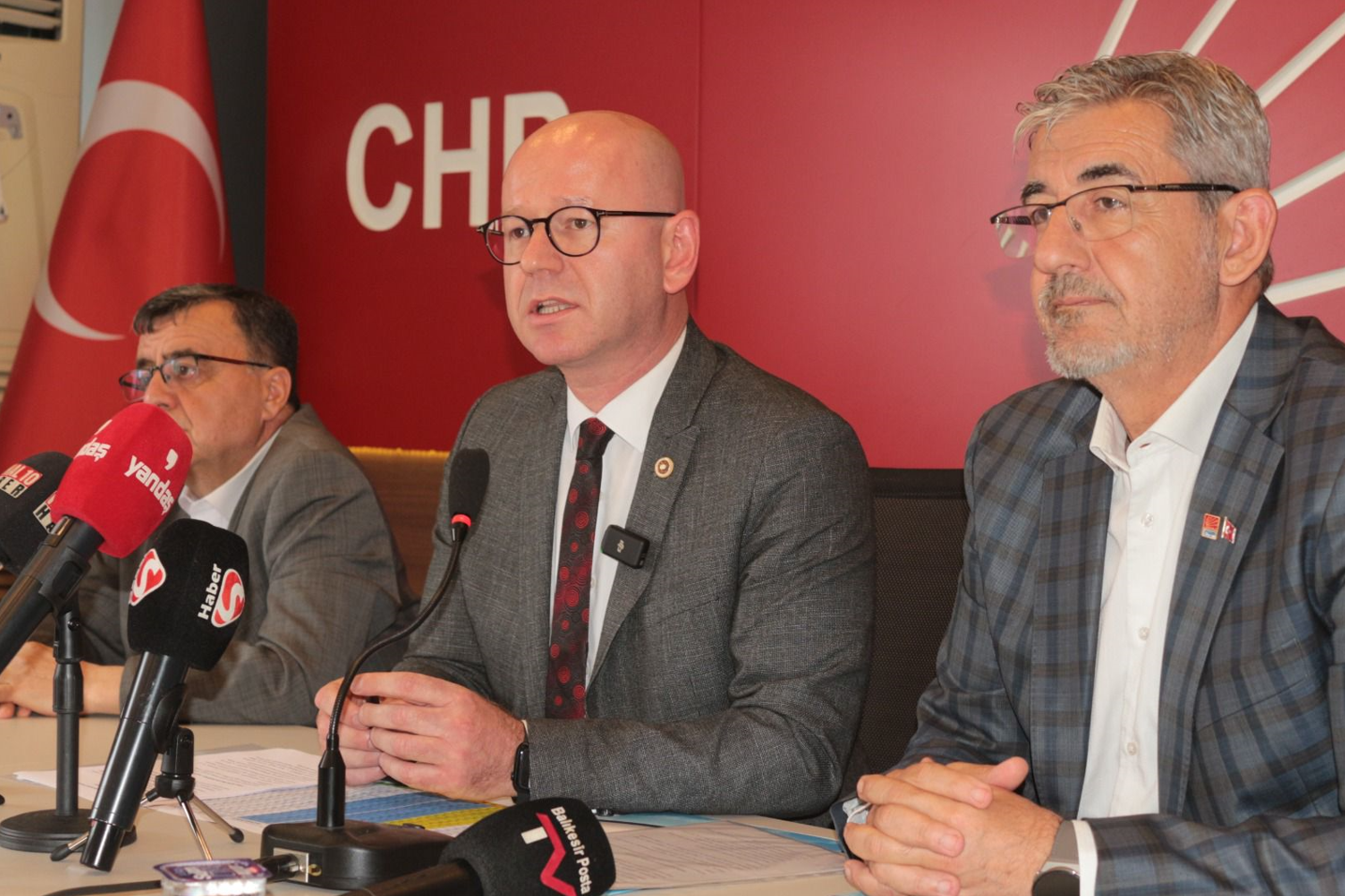“YEREL SEÇİMLERDE BALIKESİR’DE 1. PARTİ OLACAĞIZ” CHP Balıkesir İl Başkanlığında basın toplantısı düzenleyen Milletvekili Serkan Sarı