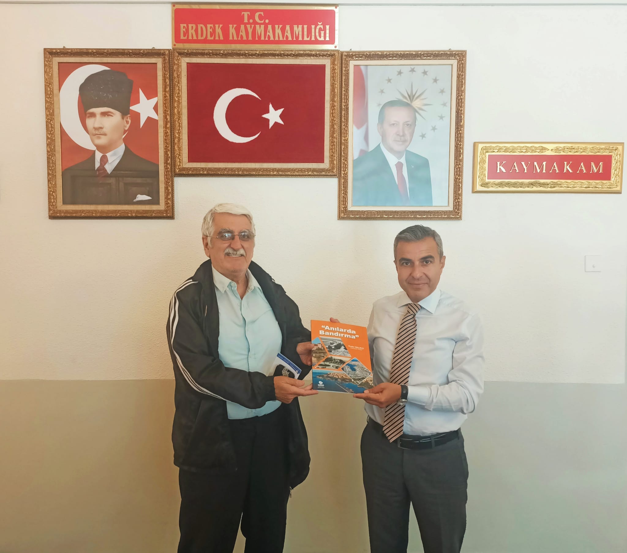Bandırmalı Gazeteci-Yazar Önder Balıkçı, son kitabını Erdek Kaymakamı Abdullah Atakan