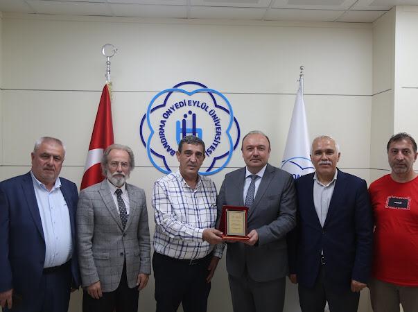 Erhan Elmastaş’a üniversiteden plaket Bandırma Onyedi Eylül Üniversitesi, Bandırmalı mali müşavir Erhan Elmastaş’a teşekkür