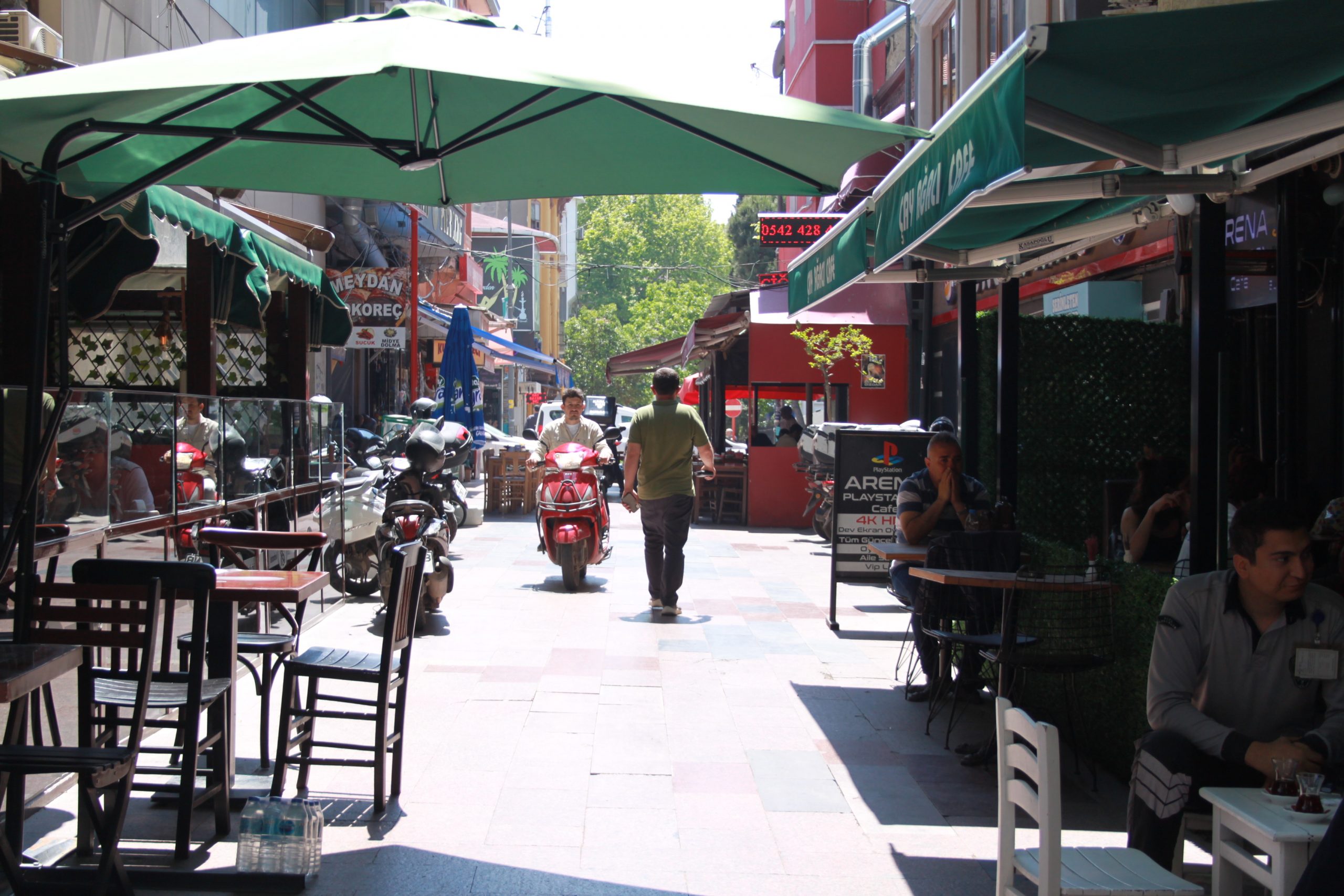 Bandırma’da Saatçiler Sokağı ve Sevgi Yolu’ndaki motorlu kurye trafiği esnafı