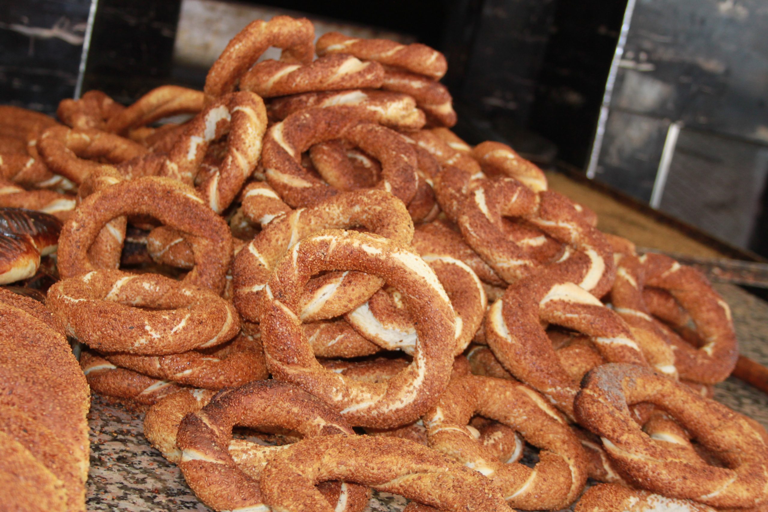 Ekmek fiyatı 5 liraya sabitlenirken, simit fiyatları artmaya devam ediyor.