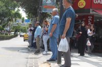 Sevgi Yolu’nun girişinde atık yağlar yüzünden tıkanan su giderinden gelen
