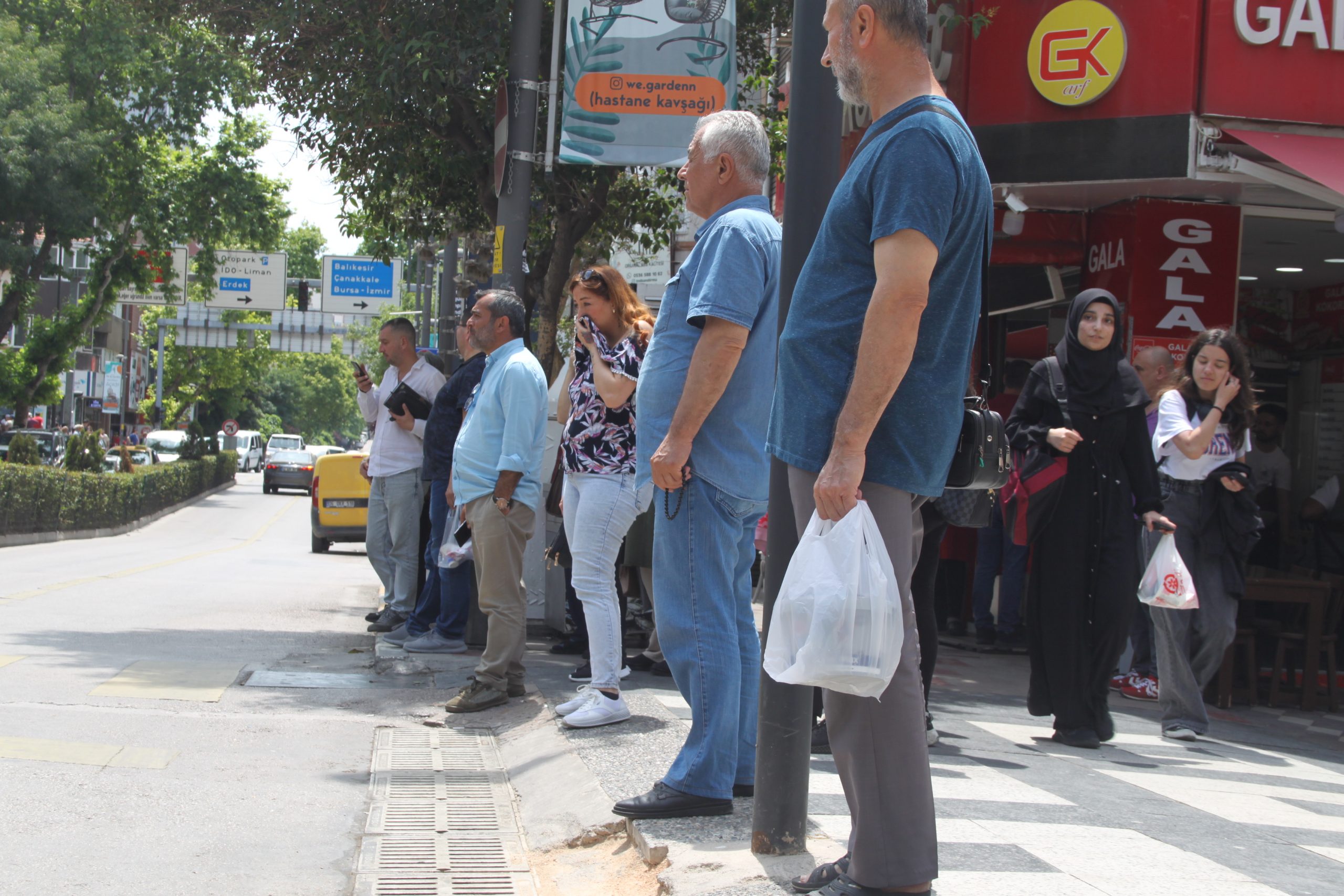 Sevgi Yolu’nun girişinde atık yağlar yüzünden tıkanan su giderinden gelen