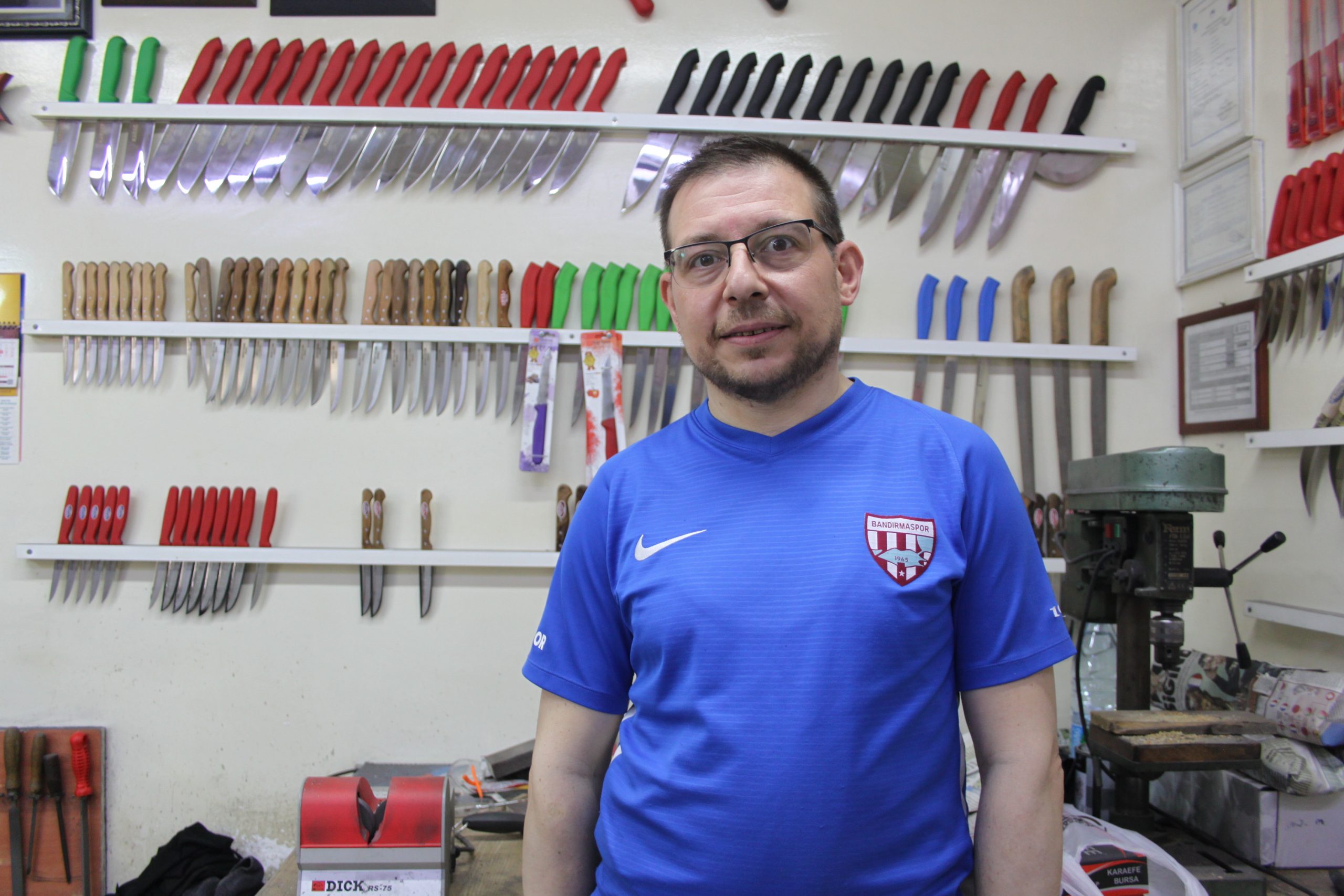 Kurban Bayramı’na sayılı günler kala bıçakçıların mesaisi ve satışı yoğunlaştı.