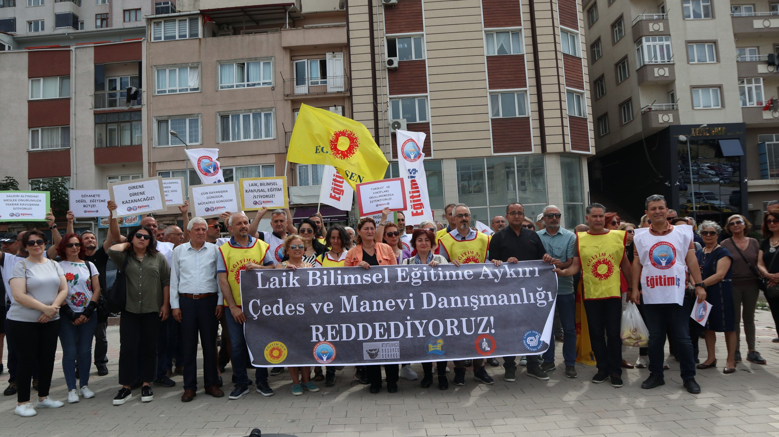 “Çocukların geleceği için ÇEDES protokolünü reddedin” “Çevreme Duyarlıyım, Değerlerime Sahip Çıkıyorum (ÇEDES) Protokolü kapsamında okullara “manevi