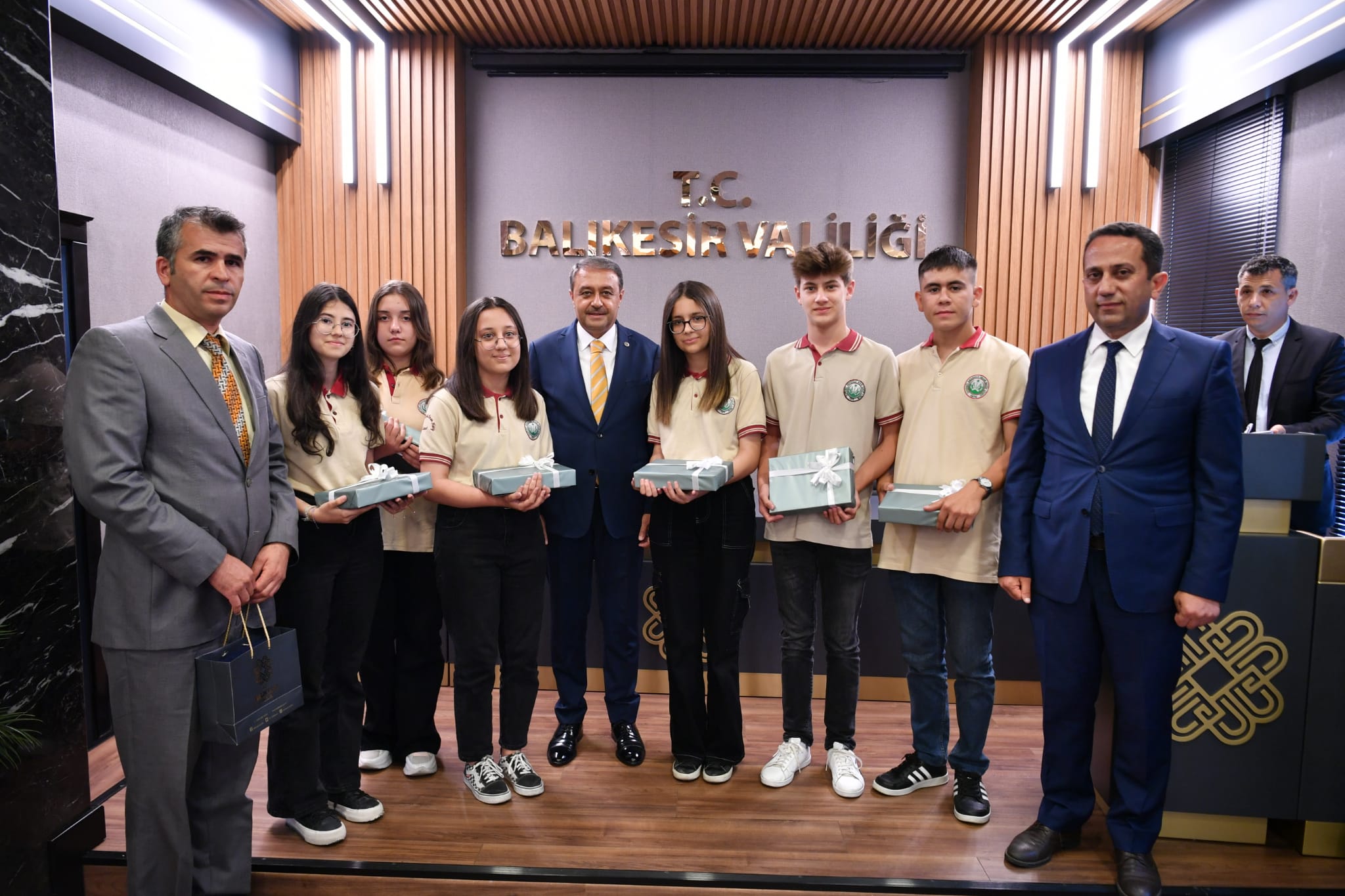 Başarılı Öğrencilerden Vali Şıldak’a Ziyaret ISEF Uluslararası Bilim ve Mühendislik Yarışması ile TEKNOFEST ve TÜBİTAK