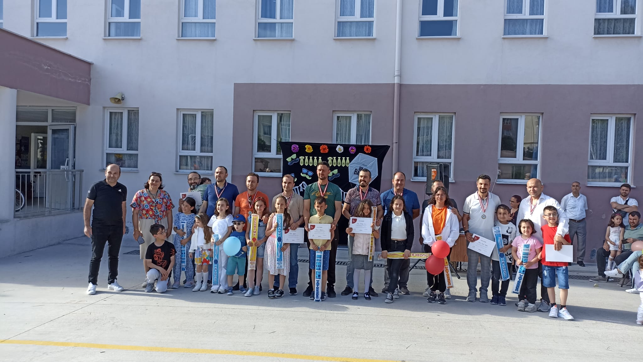 Marmara İlkokulu ve Bandırma Bilim ve Sanat Merkezinden 43 babaya