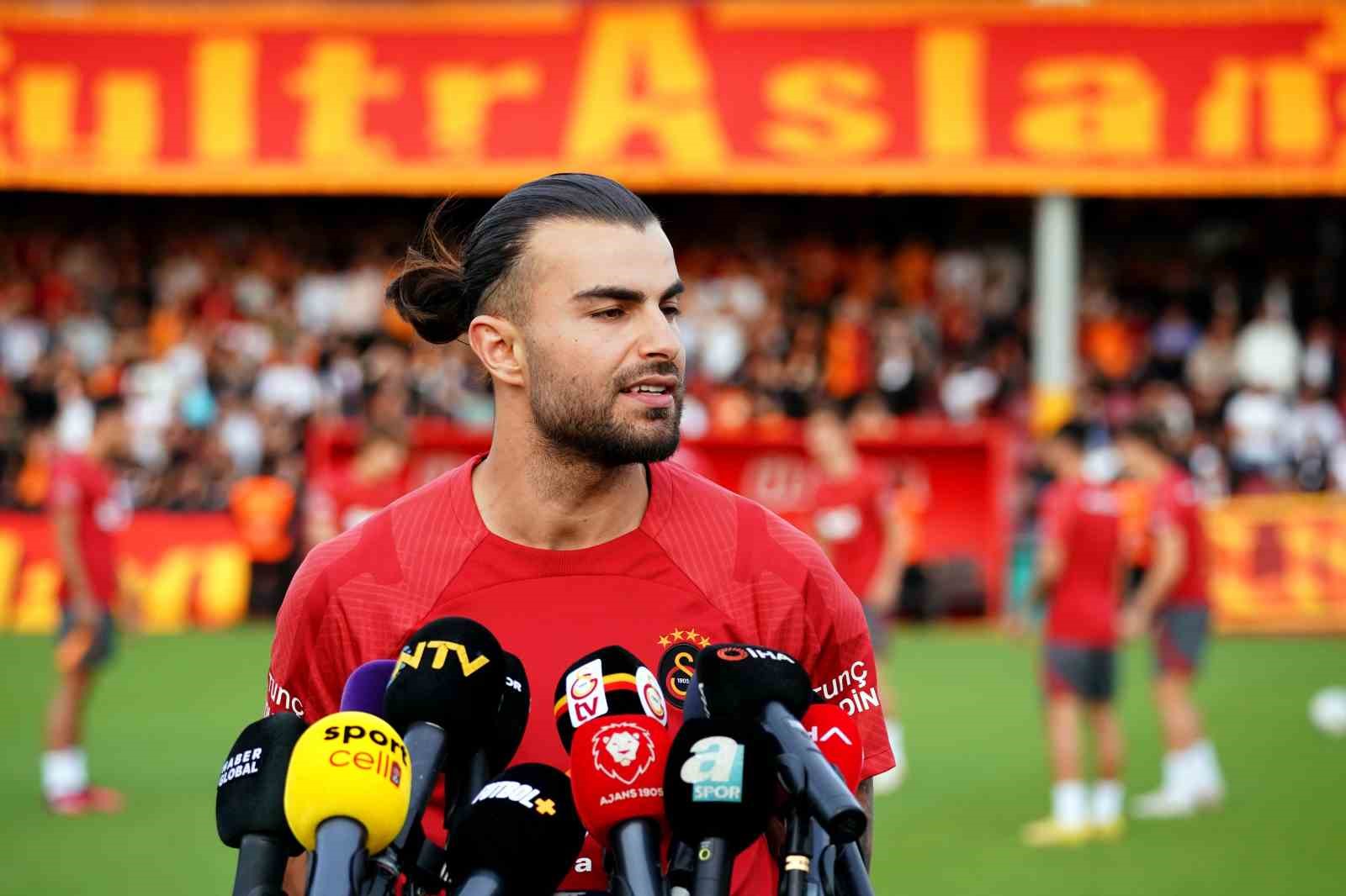 GALATASARAYLI FUTBOLCU ABDÜLKERİM BARDAKCI, SARI-KIRMIZILI CAMİAYA KENDİSİNE SAHİP ÇIKTIKLARI İÇİN