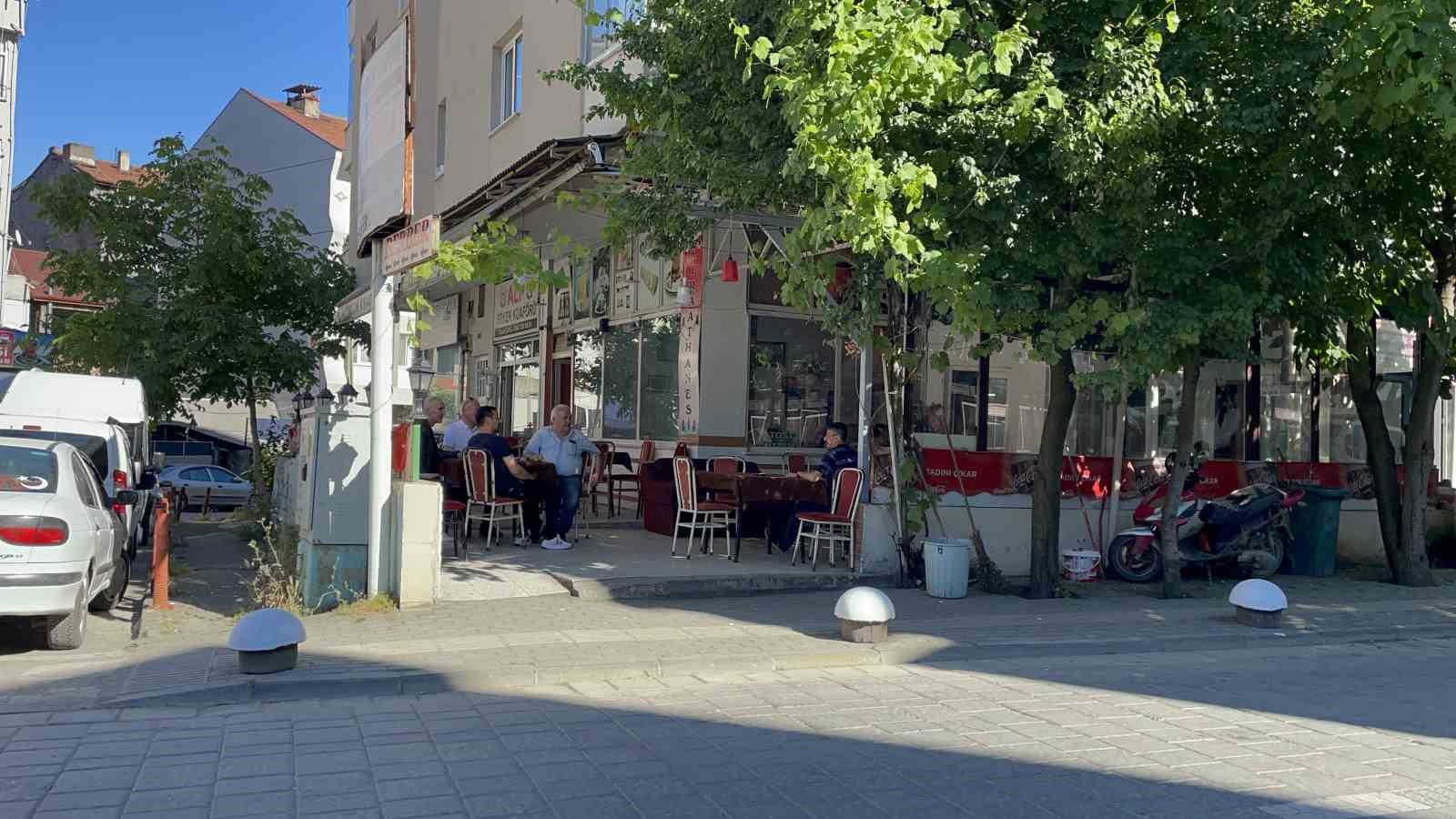 ZONGULDAK’IN ÇAYCUMA İLÇESİNDE BİR KAHVEHANEDE VATANDAŞLARIN OTURUP OYUN OYNADIĞI ANDA
