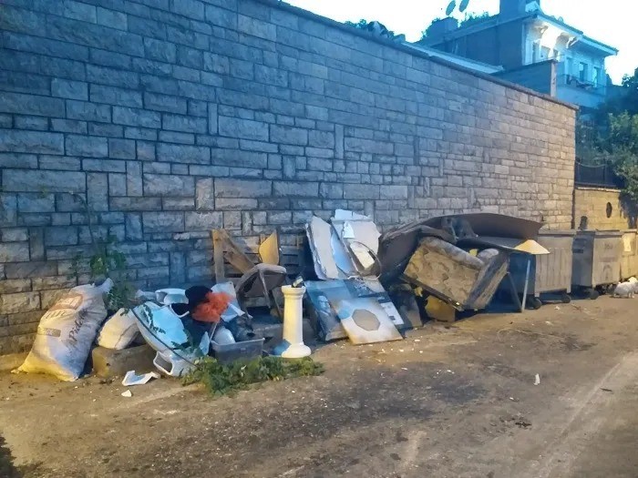 HAVALARIN ISINMASIYLA BİRLİKTE VATANDAŞLARIN UĞRAK NOKTALARINDAN OLAN ADALAR’DA ÇÖPLER SOKAKLARA