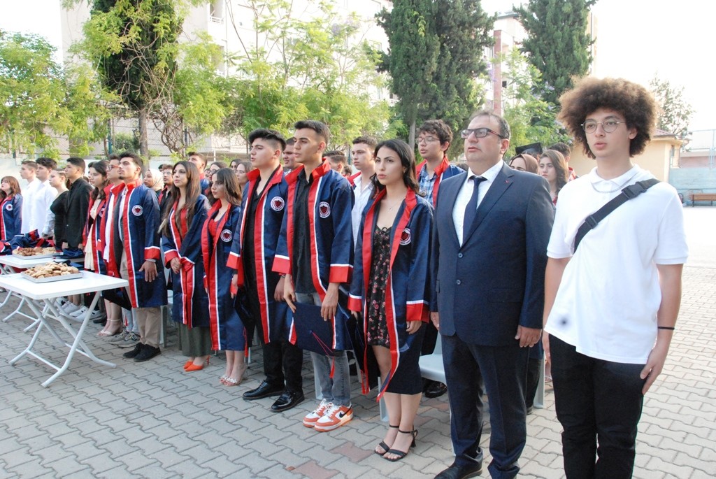 BORSA LİSESİ MEZUNLARINDAN OLAN VE AYNI OKULDA ÖĞRETMENLİK YAPAN ABDURRAHMAN