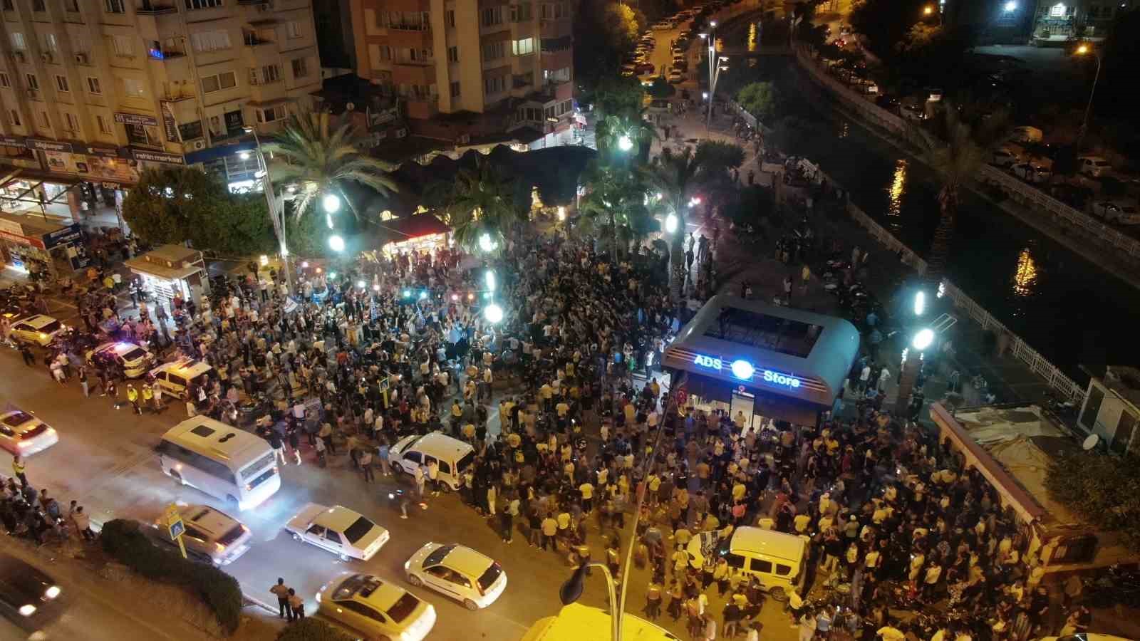 ADANA DEMİRSPORLU TARAFTARLAR, FENERBAHÇE’NİN ZİRAAT TÜRKİYE KUPASINI KAZANMASININ ARDINDAN SOKAĞA