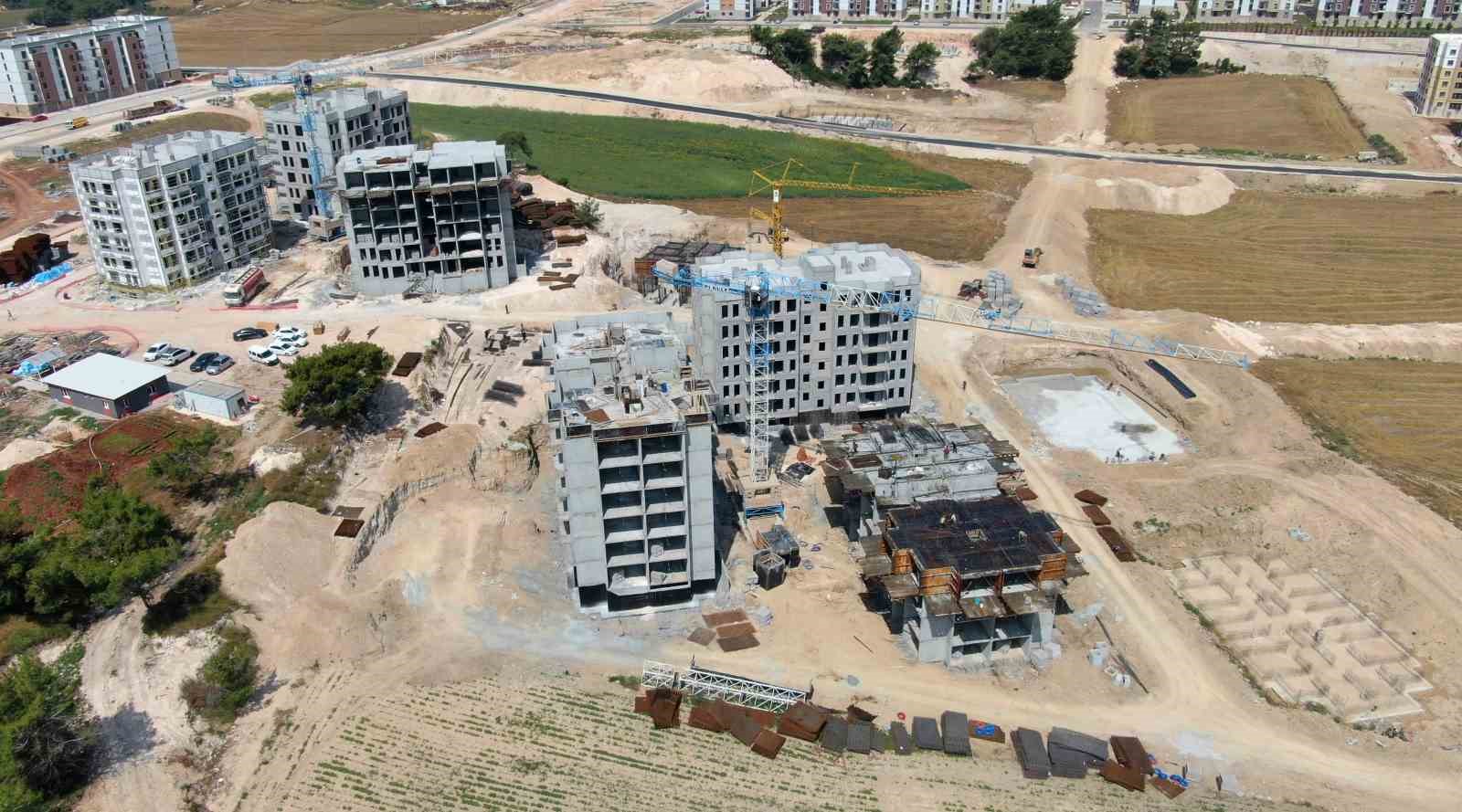 ADANA’DA DEPREMZEDELER İÇİN YAPIMINA BAŞLANAN TOKİ KONUTLARI HIZLA YÜKSELİYOR.