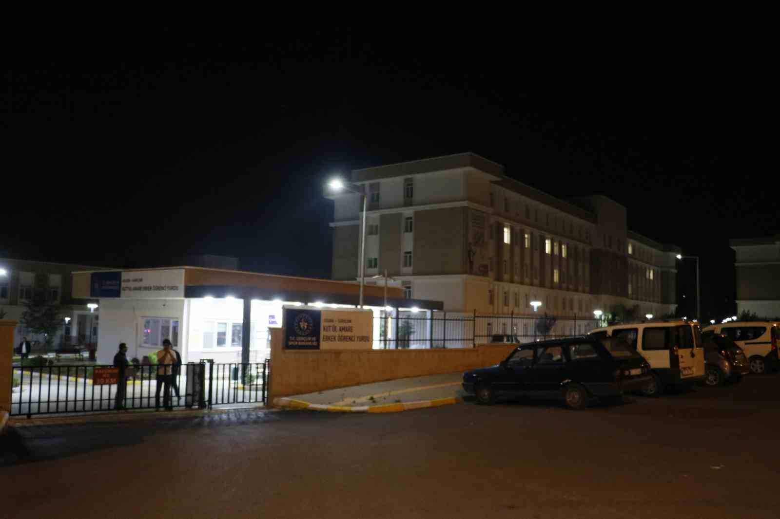 ADANA’DA ERKEK ÖĞRENCİ YURDUNUN GÜVENLİK GÖREVLİSİ BIÇAKLANARAK ÖLDÜRÜLDÜ. OLAYIN ŞÜPHELİSİ