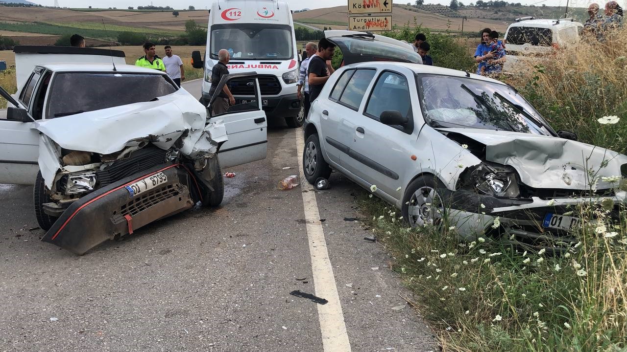 ADANA’NIN KOZAN İLÇESİNDE İKİ ARACIN KAFA KAFAYA ÇARPIŞMASI SONUCU 4