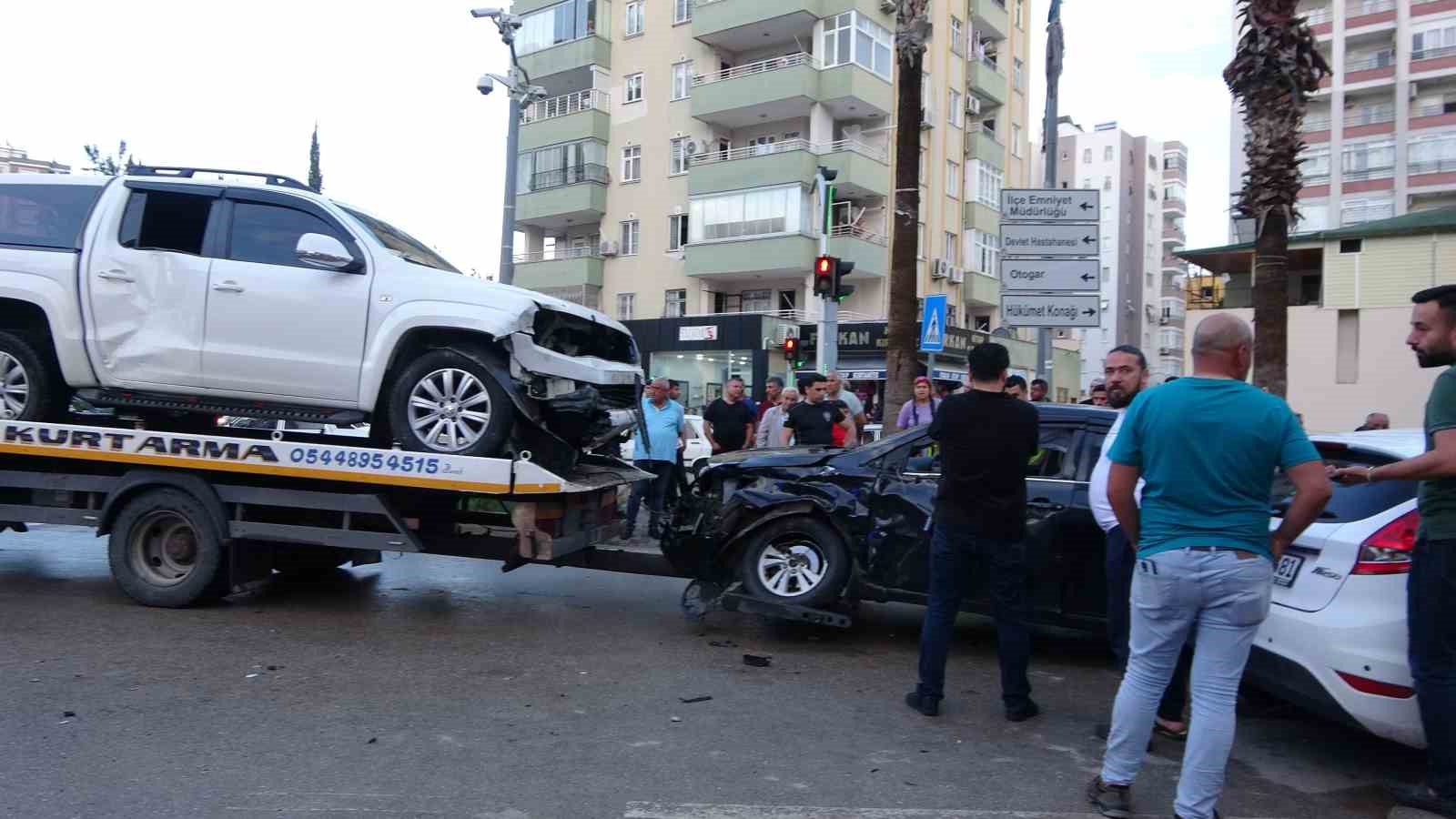 ADANA'NIN KOZAN İLÇESİNDE MEYDANA GELEN TRAFİK KAZASINDA KIRMIZI IŞIKTA GEÇTİĞİ