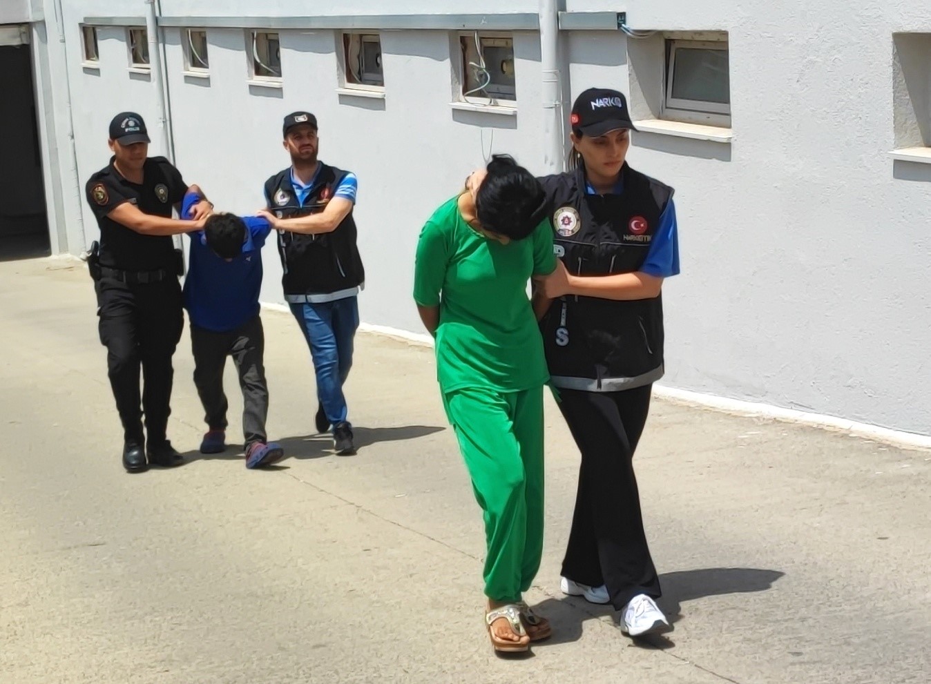 ADANA’DA UYUŞTURUCU SATTIĞI ÖNE SÜRÜLEN 1’İ KADIN 3 KADINDAN BİR