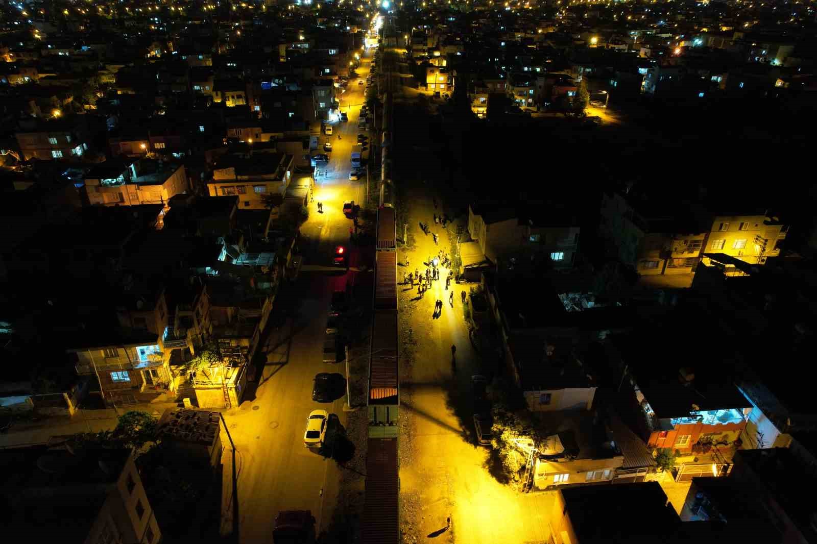 ADANA’DA DEMİRYOLUNDAN KARŞIDAN KARŞIYA GEÇMEK İSTERKEN YÜK TRENİNİN ÇARPTIĞI GENÇ