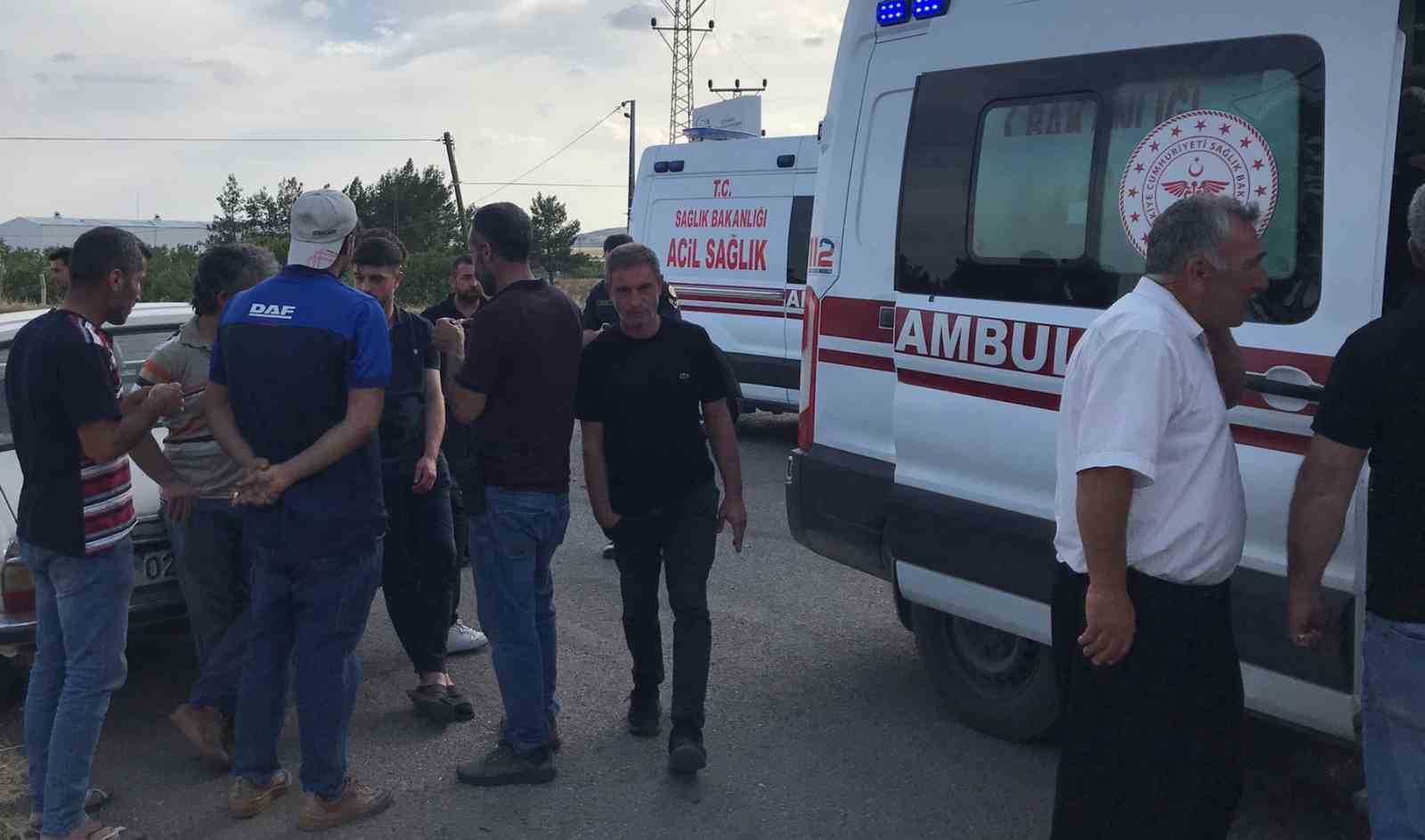 ADIYAMAN’DA, SÜRÜCÜNÜN DİREKSİYON HAKİMİYETİNİ KAYBETTİĞİ MOTOSİKLETİN DEVRİLMESİ SONUCU 3KİŞİ YARALANDI.