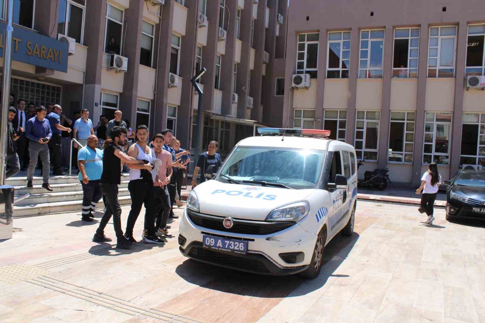 AYDIN’IN EFELER İLÇESİNDE İDDİAYA GÖRE ADİYE SARAYI İÇERİSİNDE HUSUMETLİ İKİ