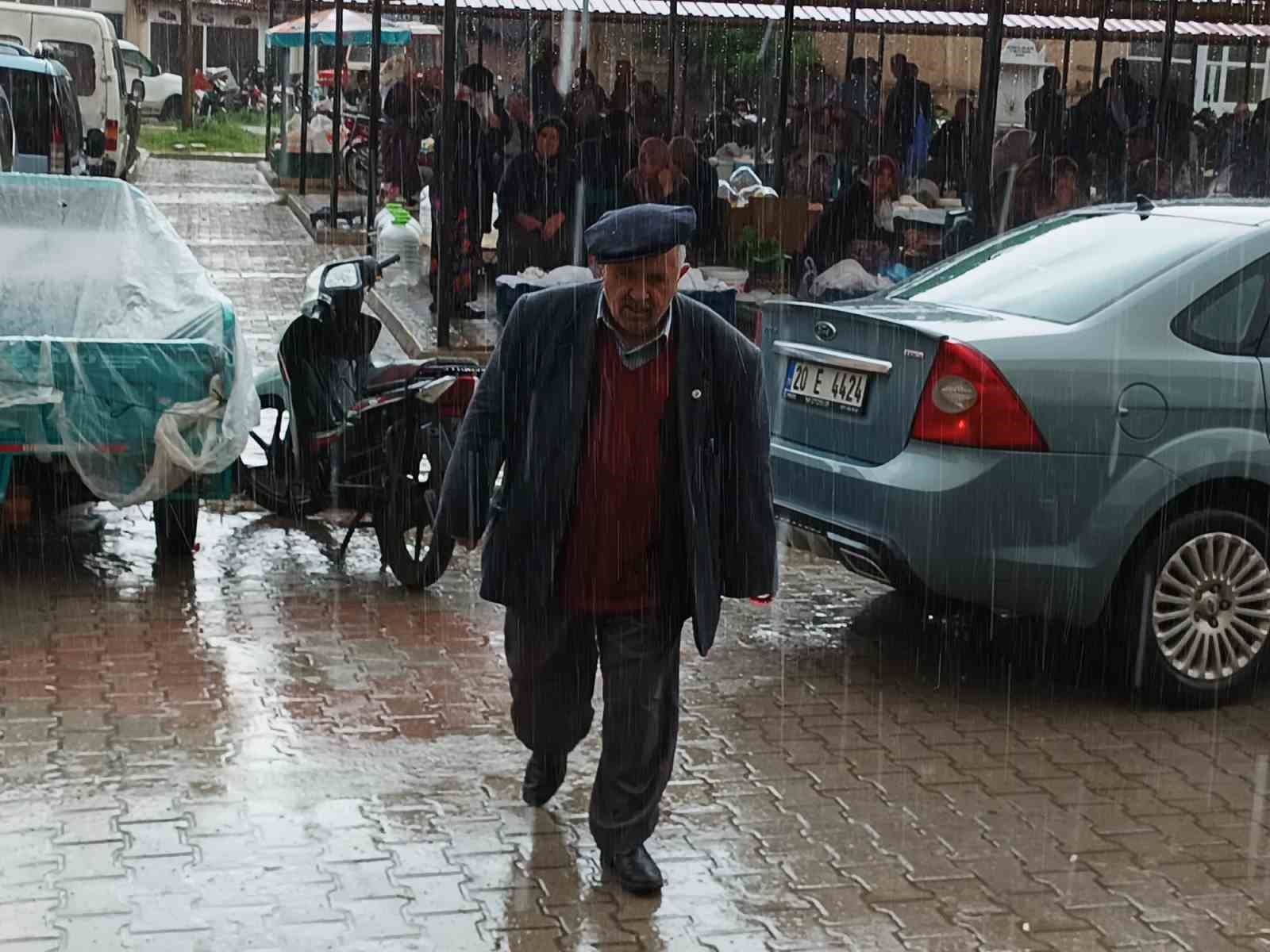 AFYONKARAHİSAR VE İLÇELERİNDE ANİDEN BASTIRAN SAĞANAK YAĞIŞ HAYATI OLUMSUZ ETKİLEDİ.