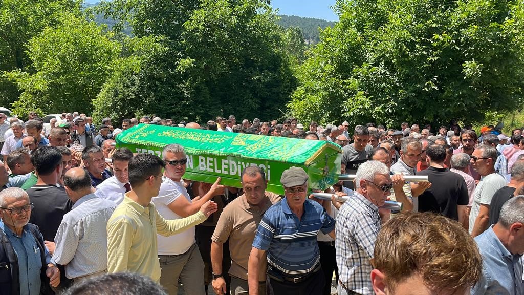 ÇANAKKALE’NİN ÇAN İLÇESİNE BAĞLI ZEYBEKÇAYIR KÖYÜNDE ORMANDA AĞAÇ KESİMİ YAPARKEN