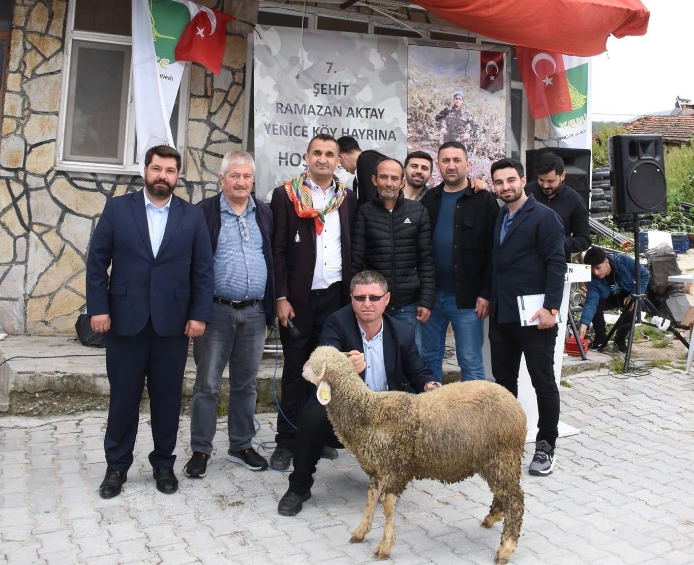 BURSA'NIN BÜYÜKORHAN İLÇESİNDE AĞALIK MÜZAYEDESİNDE KUZU, 82 BİN 500 LİRAYA