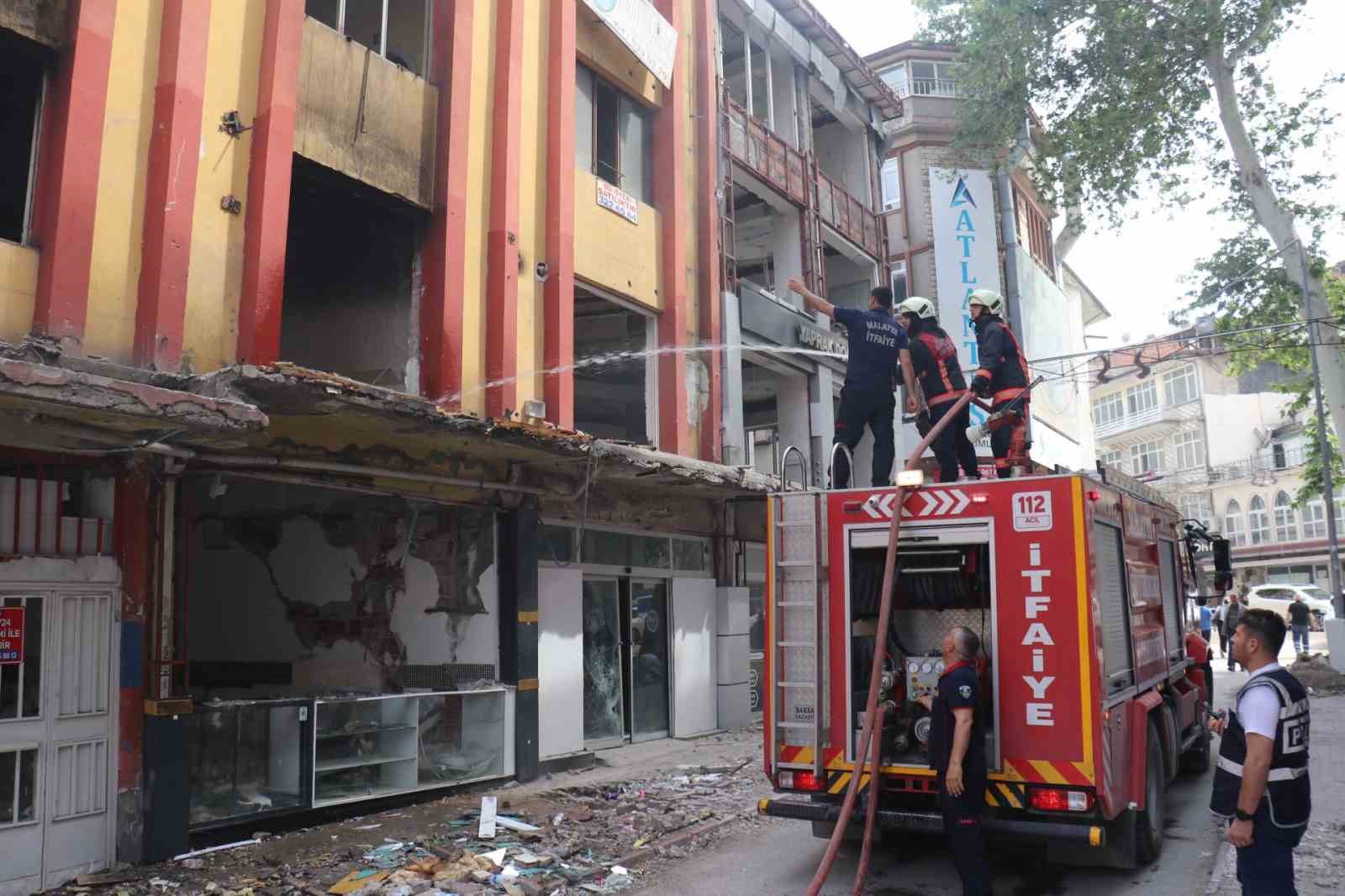 MALATYA’DA, 6 ŞUBAT DEPREMLERİNDE AĞIR HASAR ALAN BİR BİNADA YANGIN