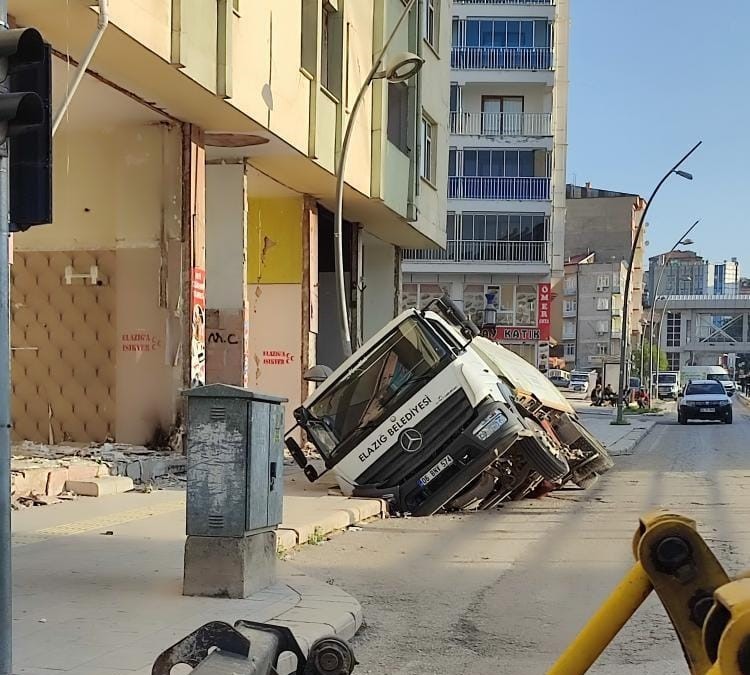 ELAZIĞ’DA AĞIR HASARLI BİR BİNANIN ÖNÜNDEKİ YOL ÇÖKTÜ. TEMİZLİK ARACI