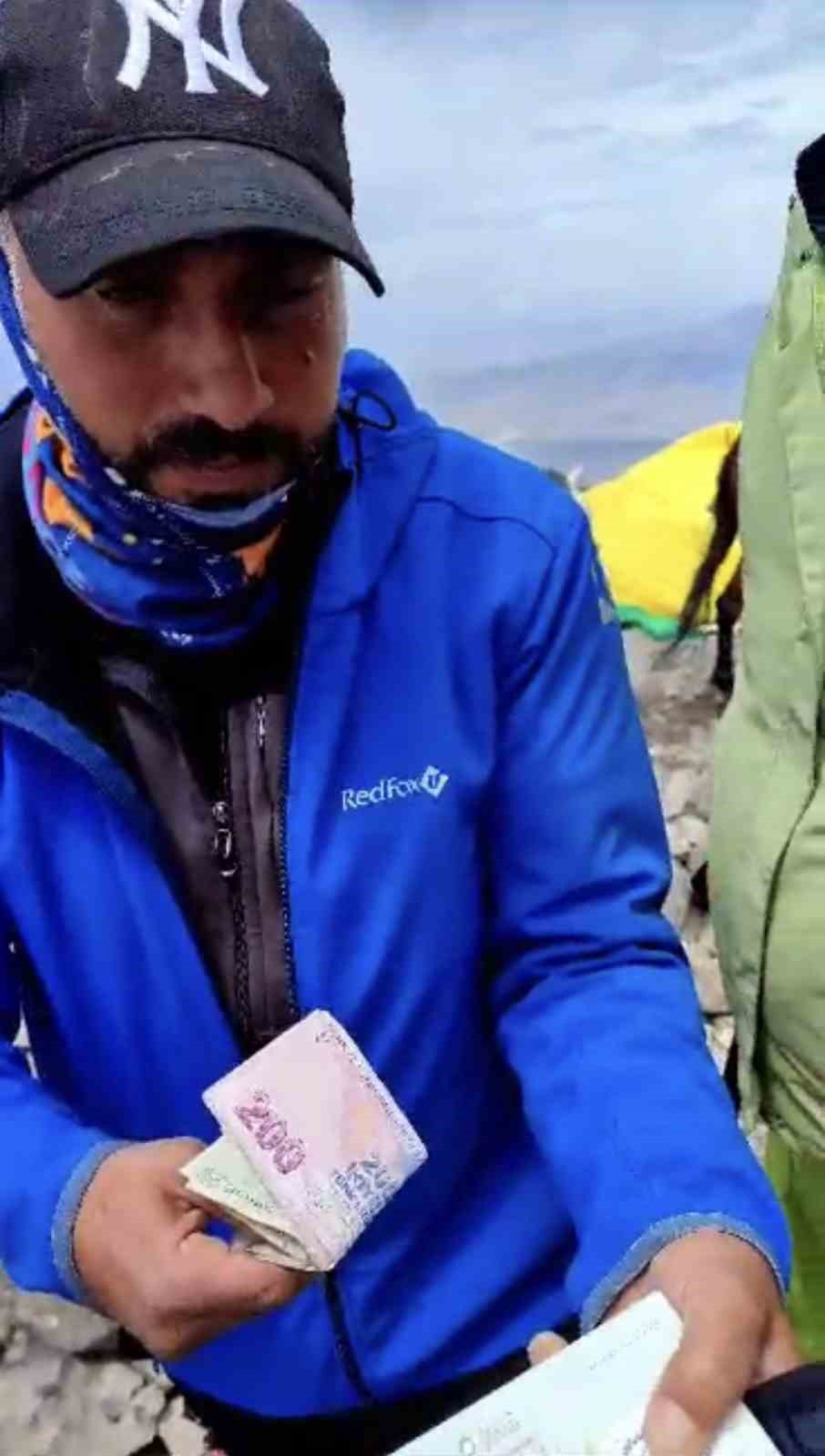 AĞRI DAĞI’NA TIRMANAN BİR GRUP DAĞCI, TIRMANIŞ ESNASINDA YERDE BİR