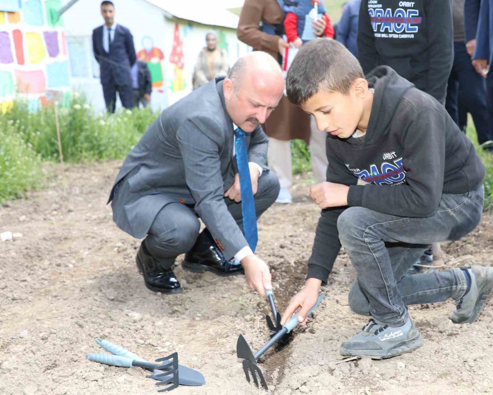 AĞRI VALİSİ DR. OSMAN VAROL VE EŞİ FUNDA VAROL, TUTAK