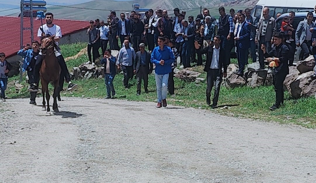 AĞRI’NIN TAŞLIÇAY İLÇESİNE BAĞLI YUKARI ESEN KÖYÜNDE DÜĞÜNLERİNİ YAPAN ZELİHA