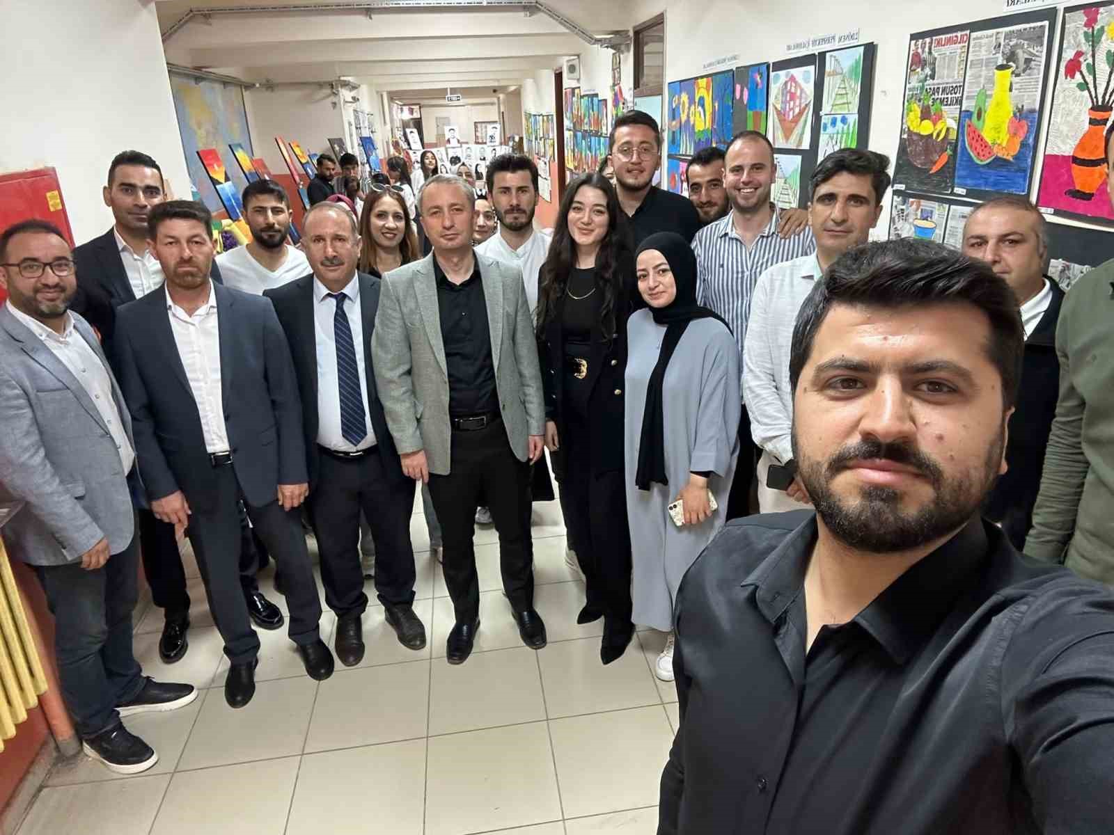 AĞRI'DA, ÖĞRENCİLERİN YAPTIKLARI RESİMLER YIL SONU SERGİSİNDE BEĞENİYE SUNULDU.