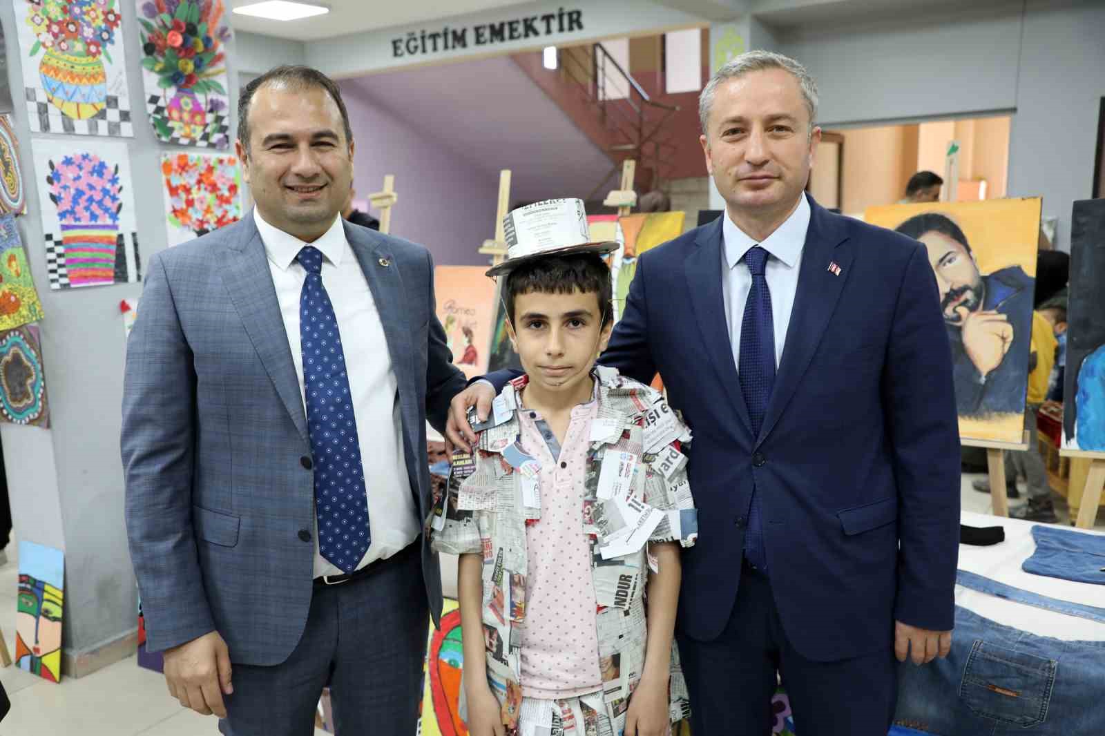AĞRI ALPASLAN ORTAOKULU’NUN ÖĞRETMEN VE ÖĞRENCİLERİ TARAFINDAN SIFIR ATIK ÜRÜNLERİN