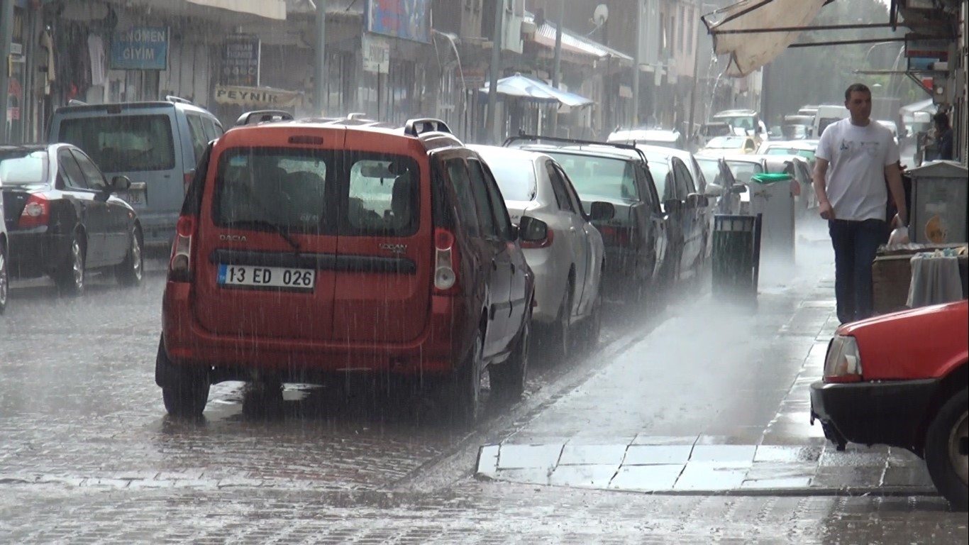 METEOROLOJİ'NİN UYARIDA BULUNDUĞU BİTLİS’İN AHLAT İLÇESİNDE ETKİLİ OLAN SAĞANAK YAĞMUR