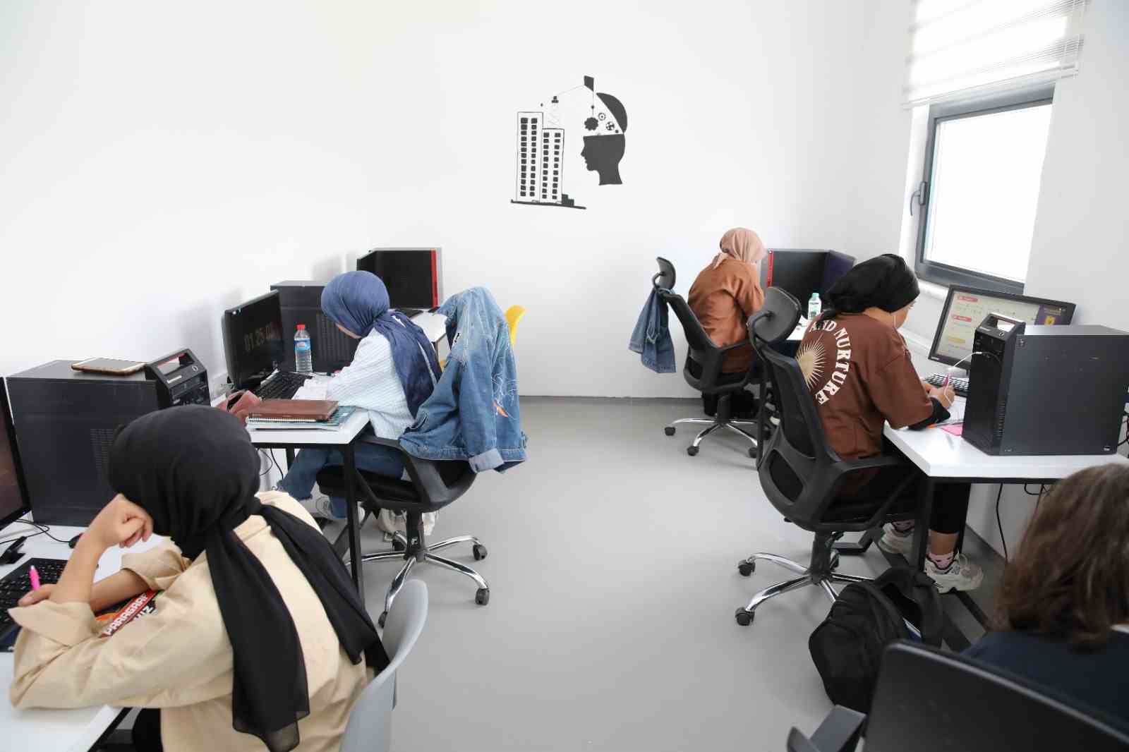 İKİ YIL ÖNCE GENÇLERİN DERS ÇALIŞMASI VE KİTAP OKUMASINA İMKAN