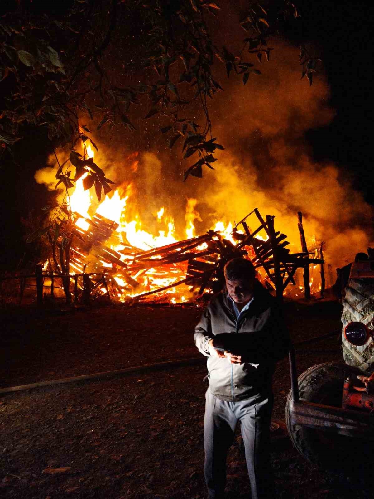 BARTIN’IN ULUS İLÇESİNDE GECE YARISI MEYDANA GELEN YANGINDA İKİ KATLI
