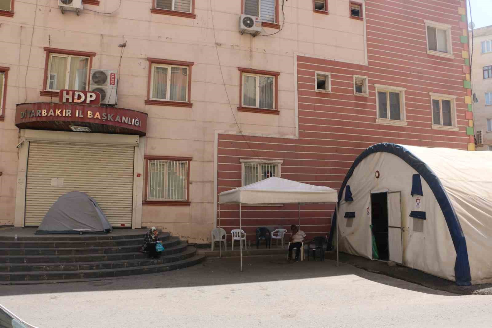 AİLELERİN EVLAT DİRENİŞİ KARARLILIKLA DEVAM EDİYOR.