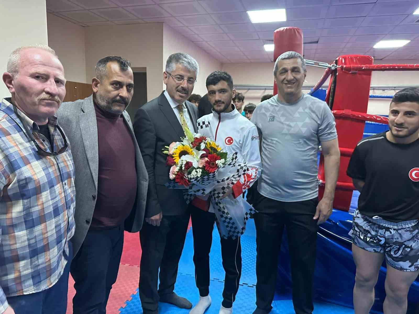 ŞAMPİYONADA DERECEYE GİREN KAYSERİLİ SPORCULARI ZİYARET EDEN AK PARTİ KAYSERİ