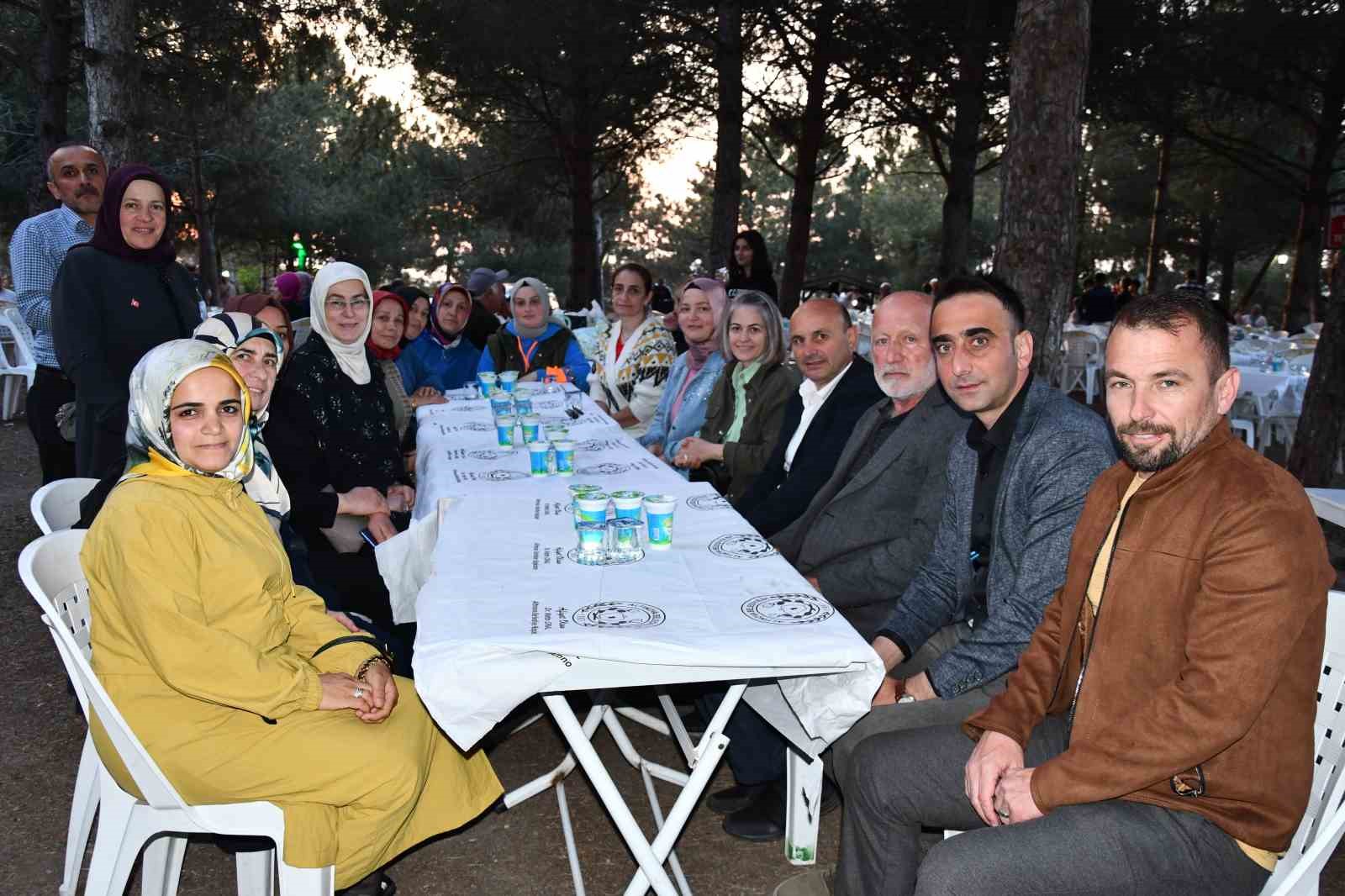 AK PARTİ ALTINOVA İLÇE TEŞKİLATLARI, ALTINOVA BAYRAKTEPE MESİRE ALANINDA PİKNİKTE