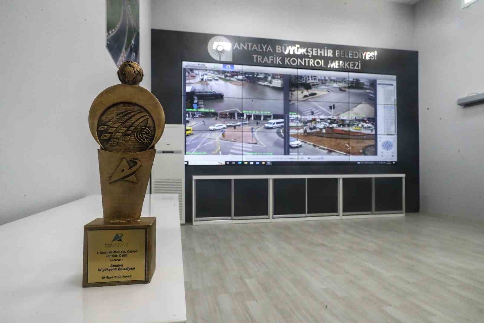 ANTALYA BÜYÜKŞEHİR BELEDİYESİ TRAFİK YOĞUNLUĞUNU AZALTMAK İÇİN HAYATA GEÇİRDİĞİ 'ANTALYA