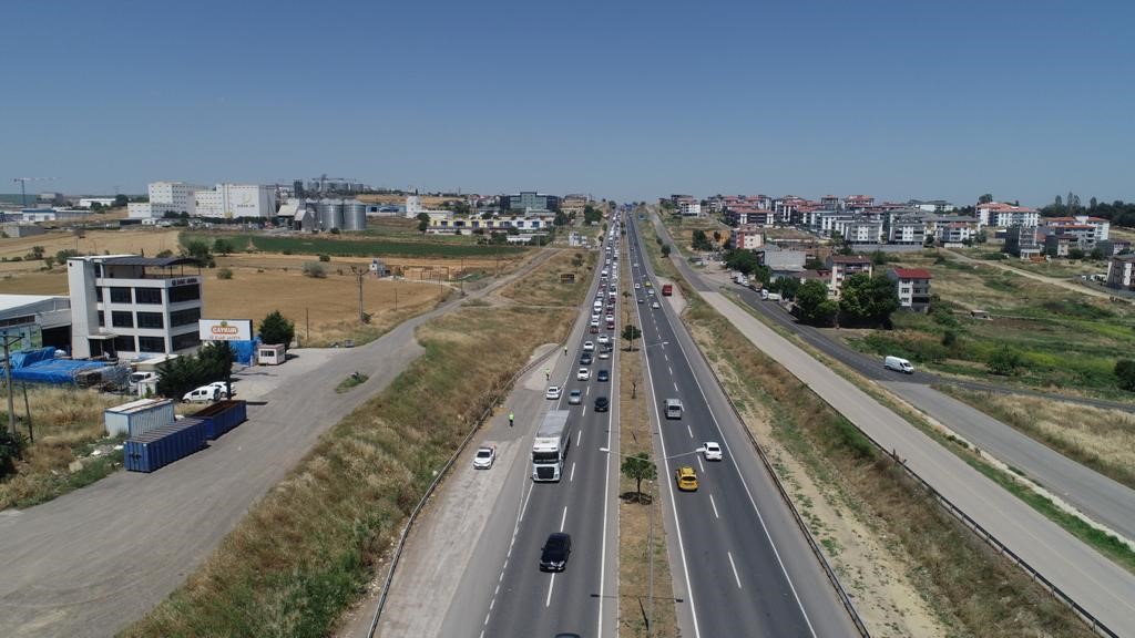 KURBAN BAYRAMI TATİLİNİN BAŞLAMASIYLA YOLA ÇIKAN TATİLCİLER, TEKİRDAĞ-İSTANBUL KARAYOLUNDA YOĞUNLUK