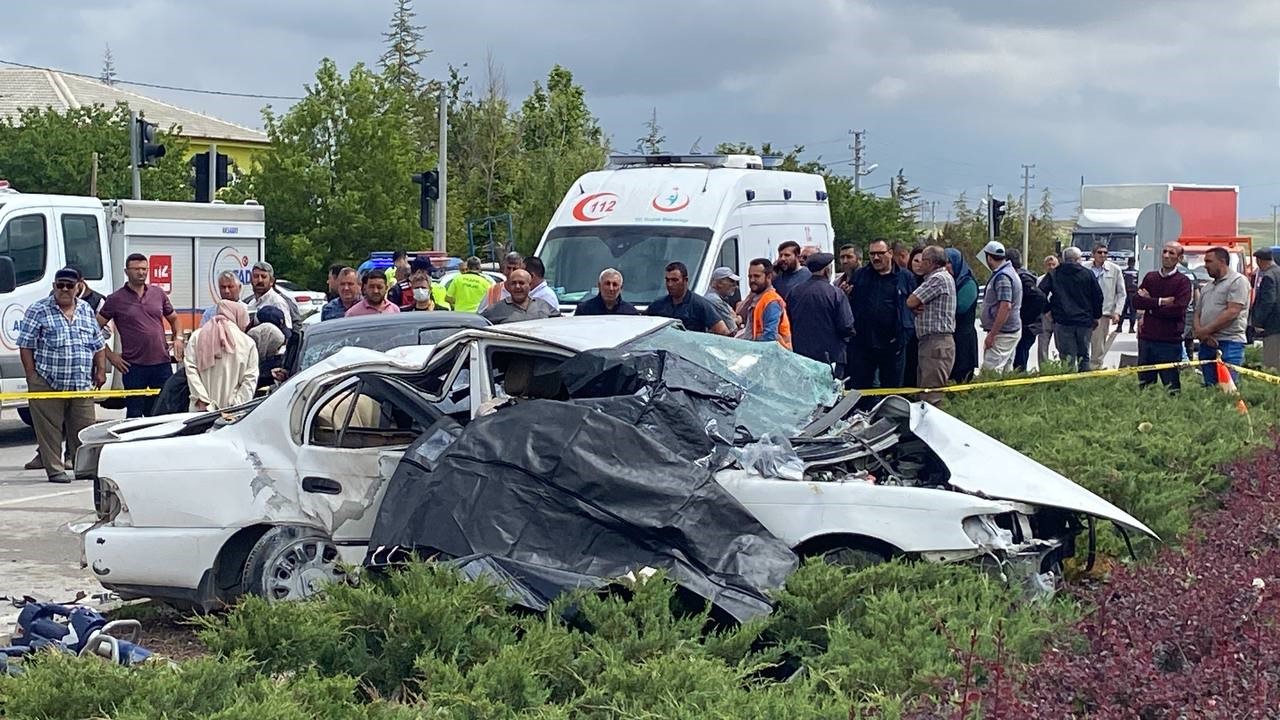 AKSARAY’DA AYNI İSTİKAMETE SEYREDEN 2 OTOMOBİLİN ÇARPIŞMASI SONUCU MEYDANA GELEN