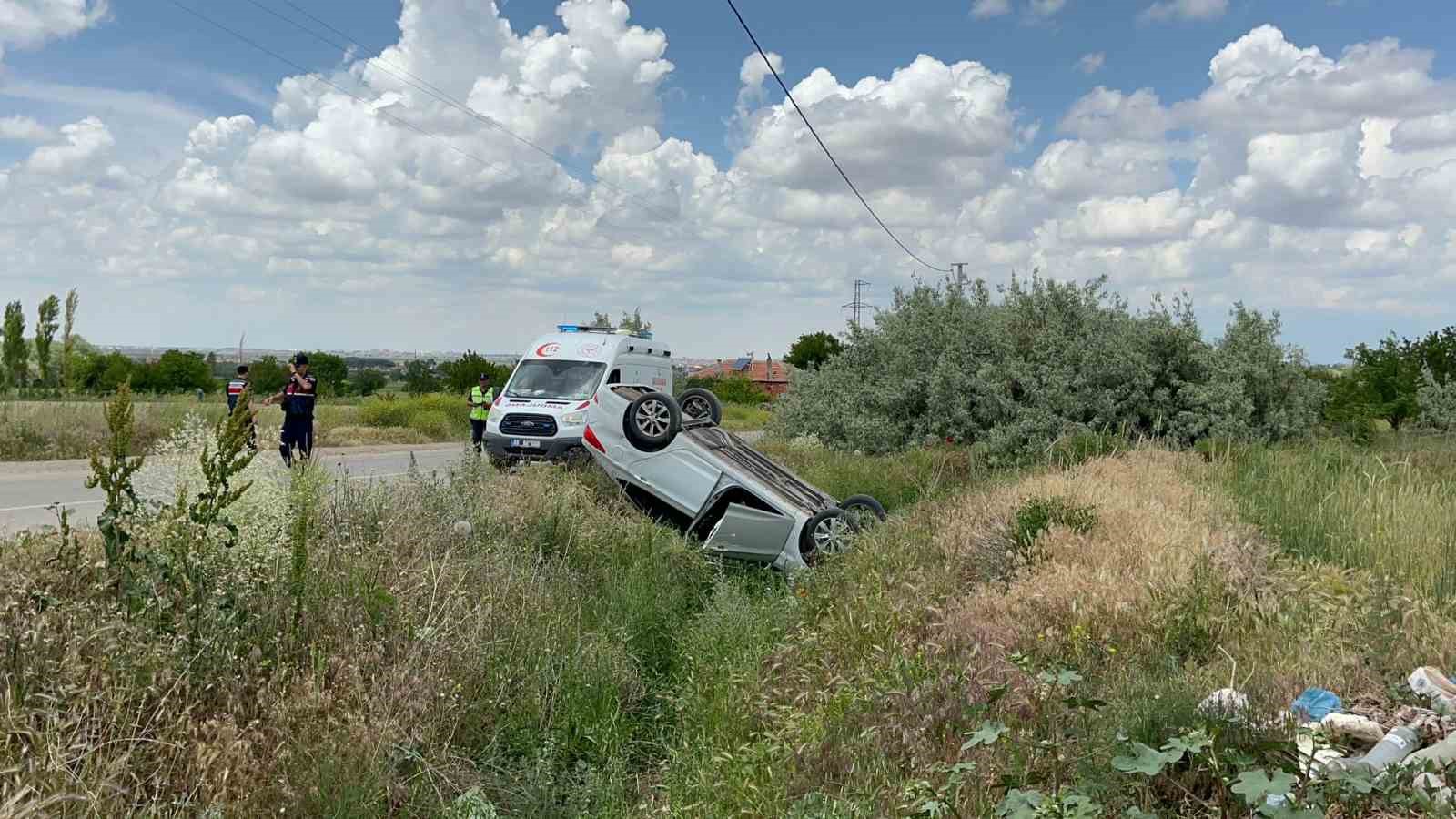 AKSARAY’DA OTOMOBİLİN ŞARAMPOLE DÜŞEREK TAKLA ATMASI SONUCU 2 KİŞİ YARALANDI.