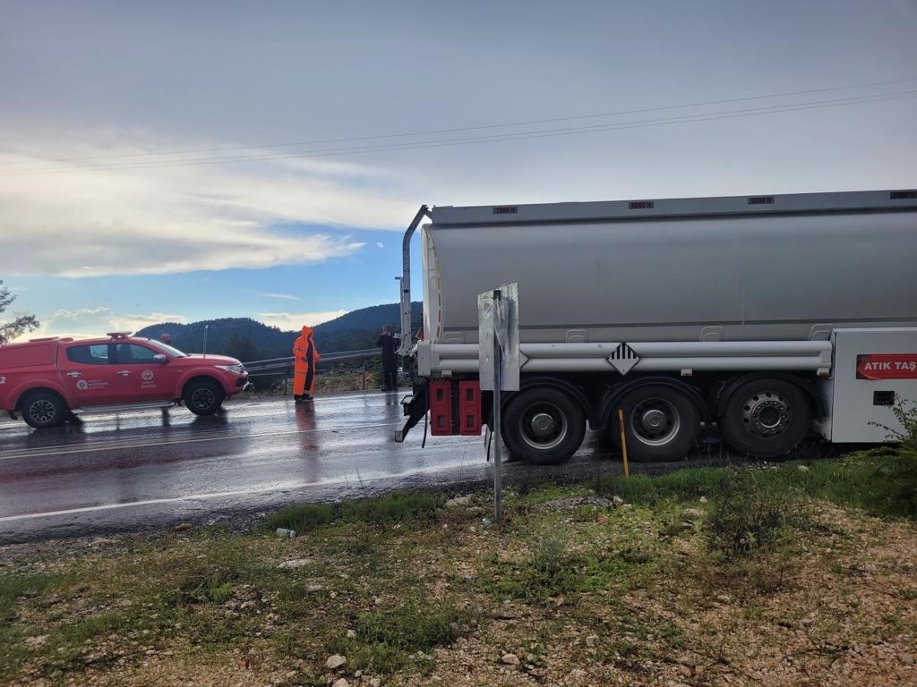 ANTALYA’NIN AKSEKİ İLÇESİNDE TIRLA KAMYONUN ÇARPIŞMASI SONUCU MEYDANA TRAFİK KAZASINDA