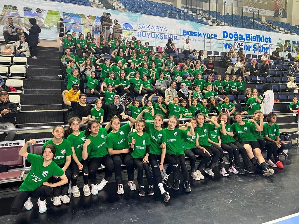 SERDİVAN SPOR SALONU’NDA VOLEYBOL ŞENLİĞİ DÜZENLENDİ. 57 TAKIMDAN 510 SPORCUNUN