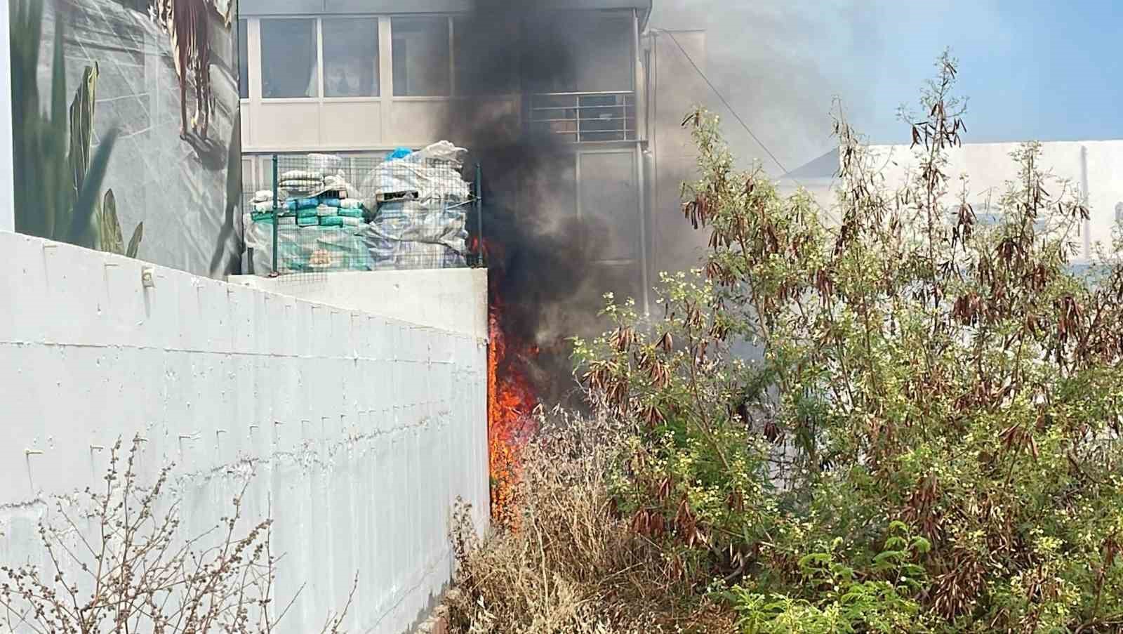 MUĞLA'NIN BODRUM İLÇESİNDE İŞLETMELERİN YANI BAŞINDAKİ OTLUK ALANDA ÇIKAN YANGIN,