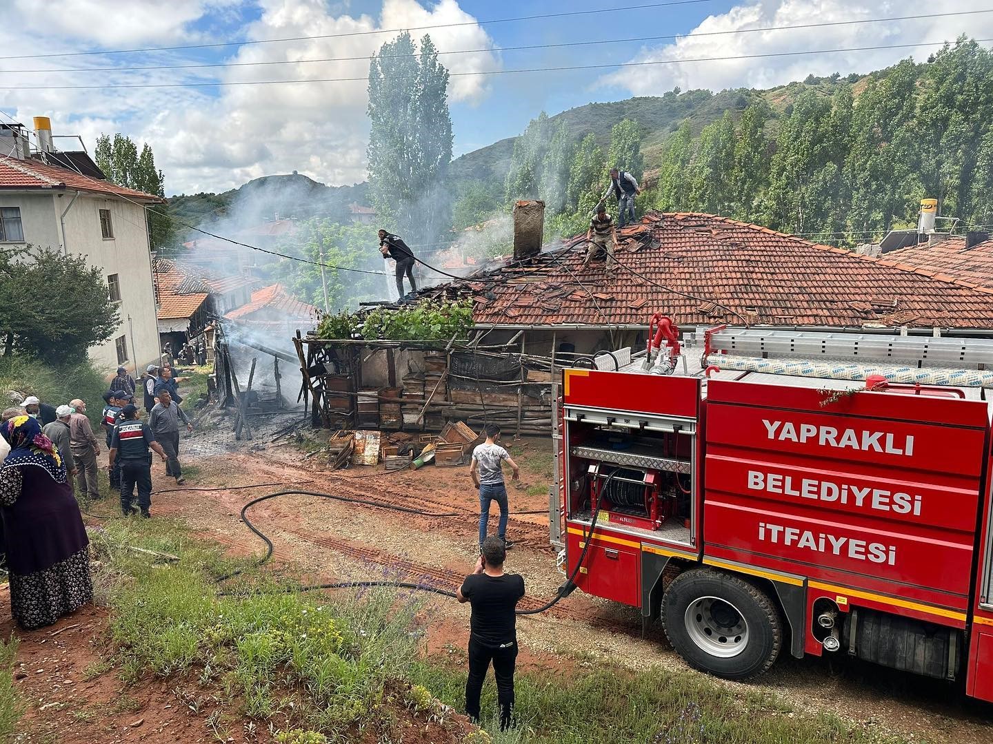 ÇANKIRI'NIN YAPRAKLI İLÇESİNDE TEK KATLI EVDE ÇIKAN YANGIN İTFAİYE EKİPLERİ