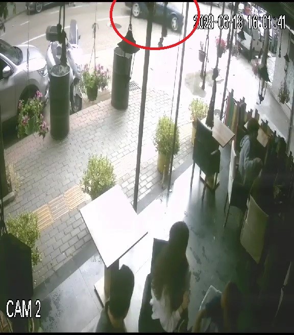 BURSA’DA ARACIYLA YANLAMAYA BAŞLADI 3 ARACA ÇARPARAK DURABİLDİ.